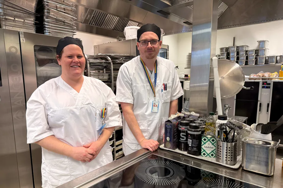 Et par kokker på et kjøkken