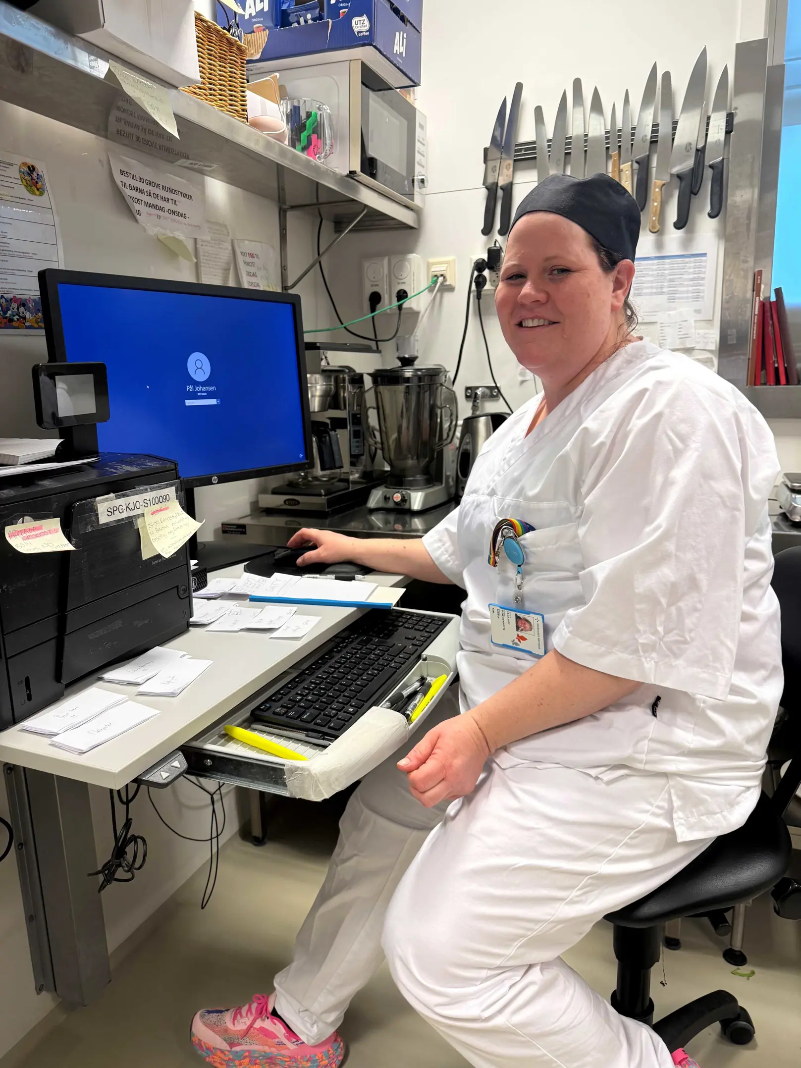 En ernæringskokk foran PC