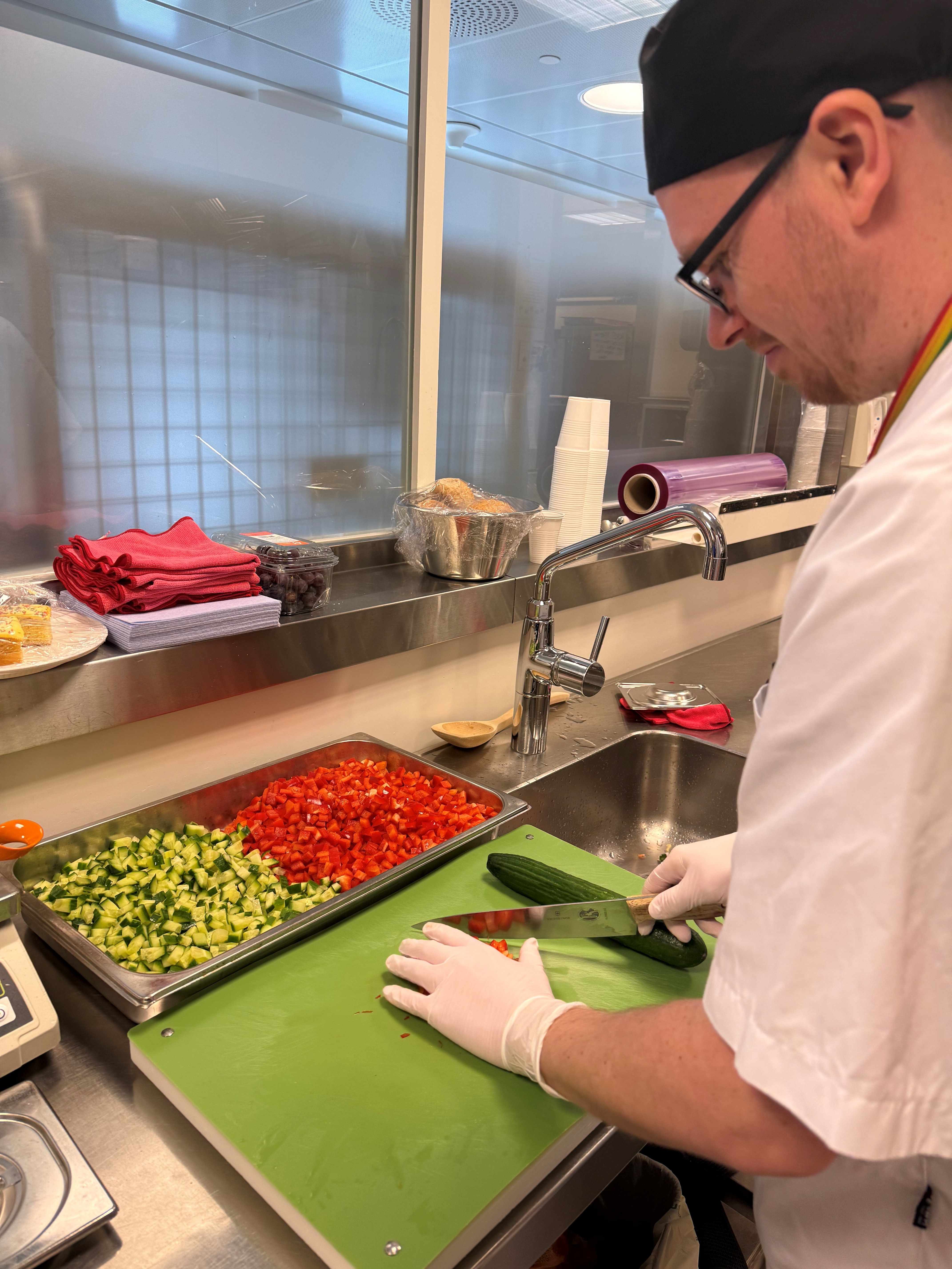 En ernæringskokk som lager mat på et kjøkken