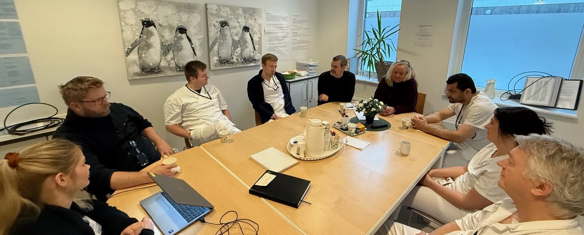 En gruppe mennesker som sitter rundt et bord