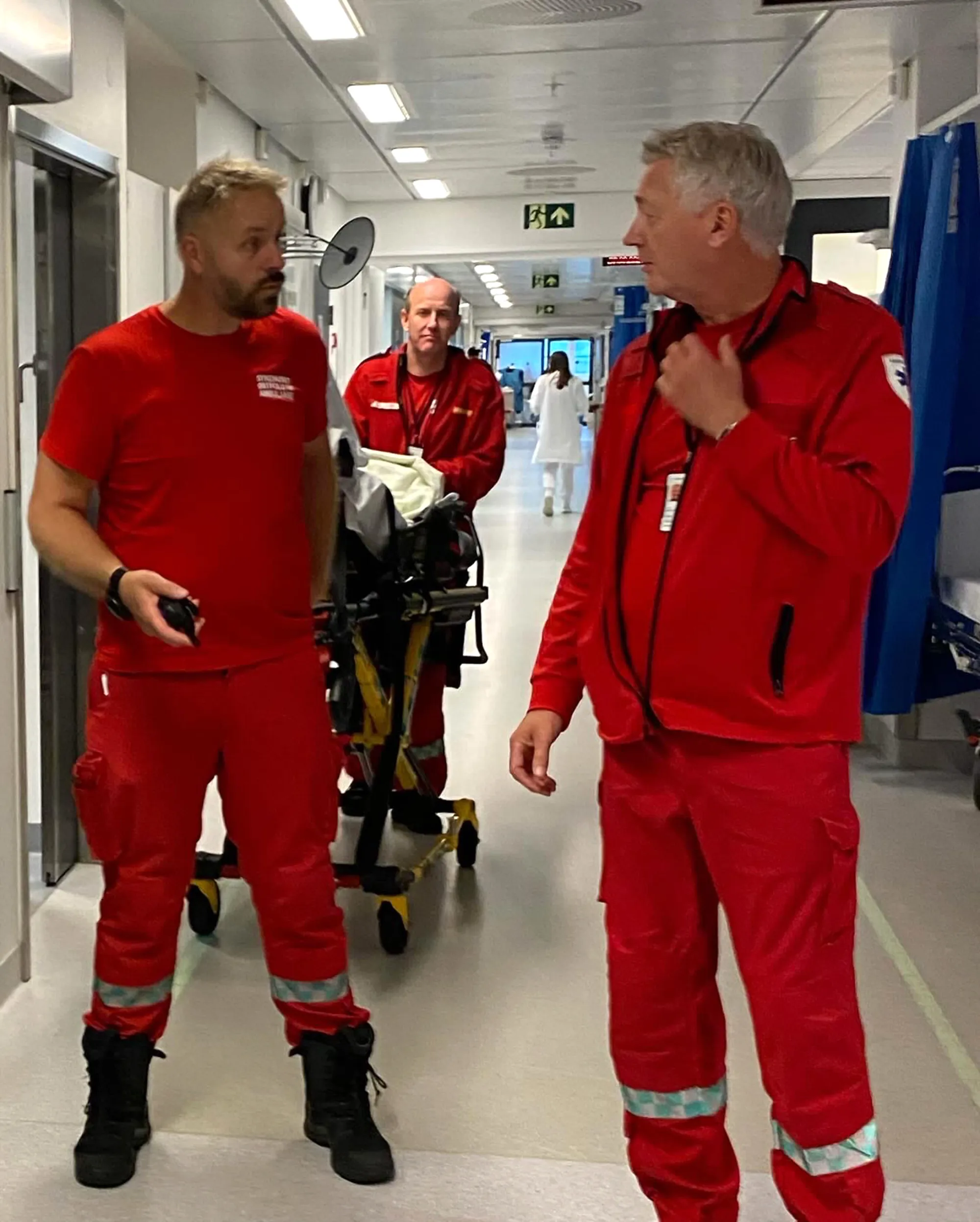 En gruppe menn i røde jumpsuits