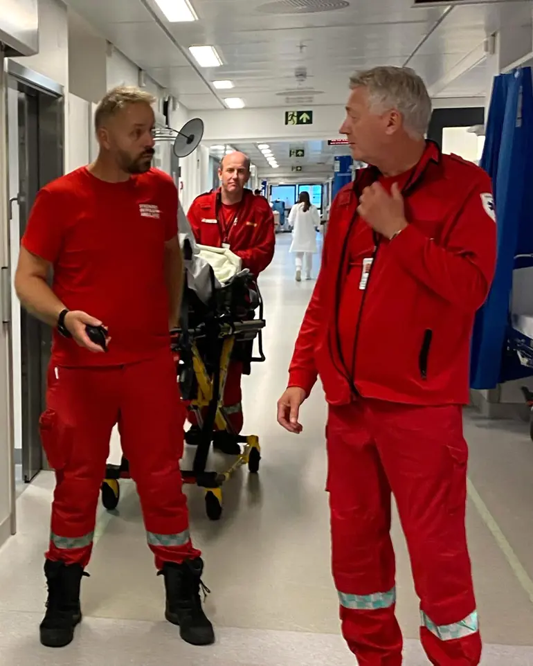 En gruppe menn i røde jumpsuits