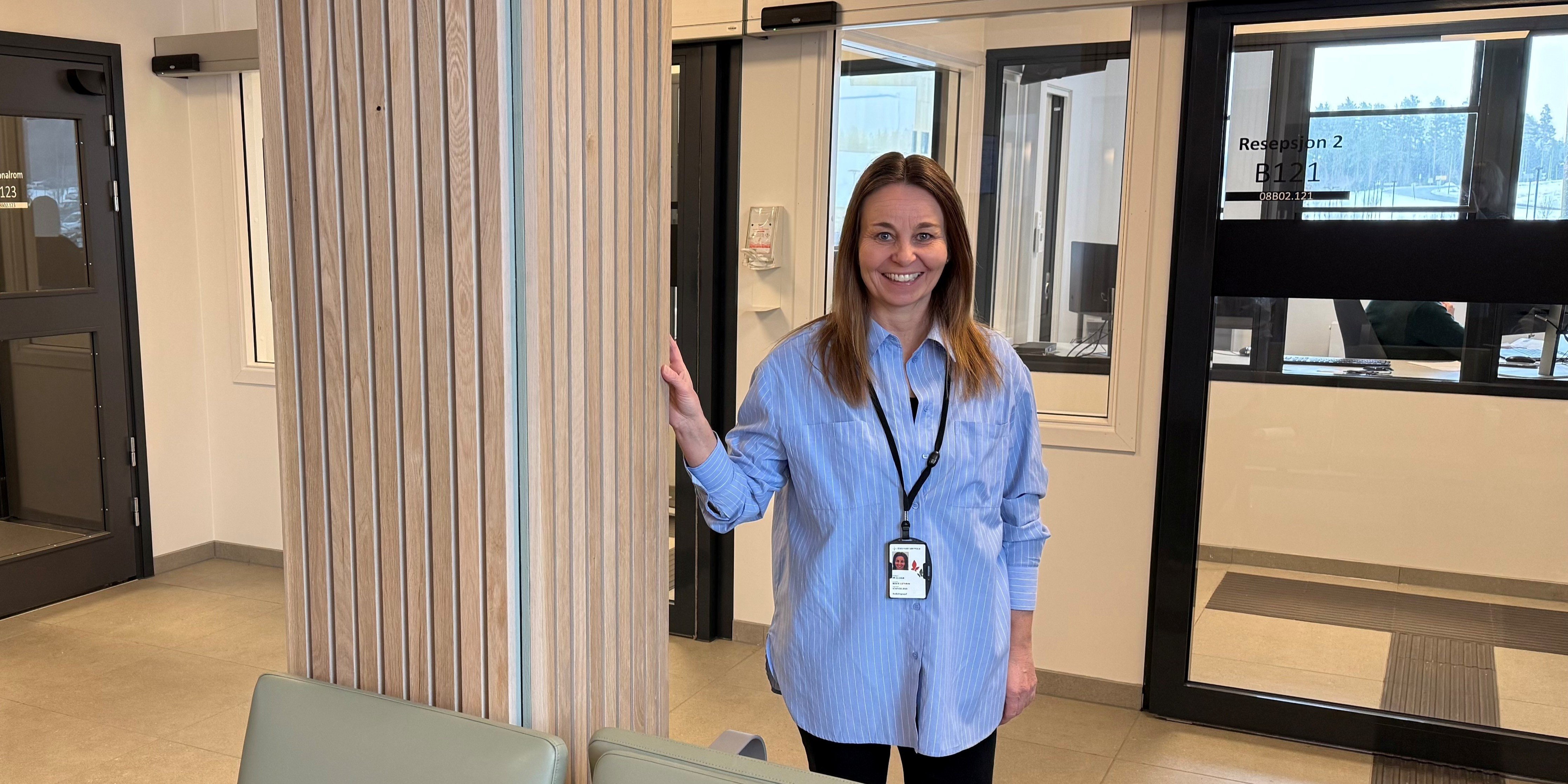 En person i blå skjorte