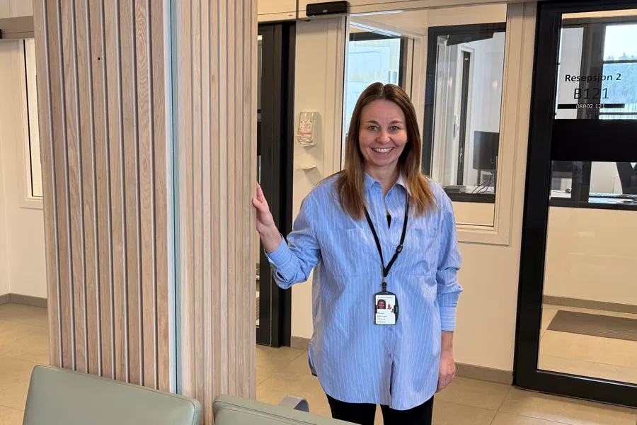 En person i blå skjorte