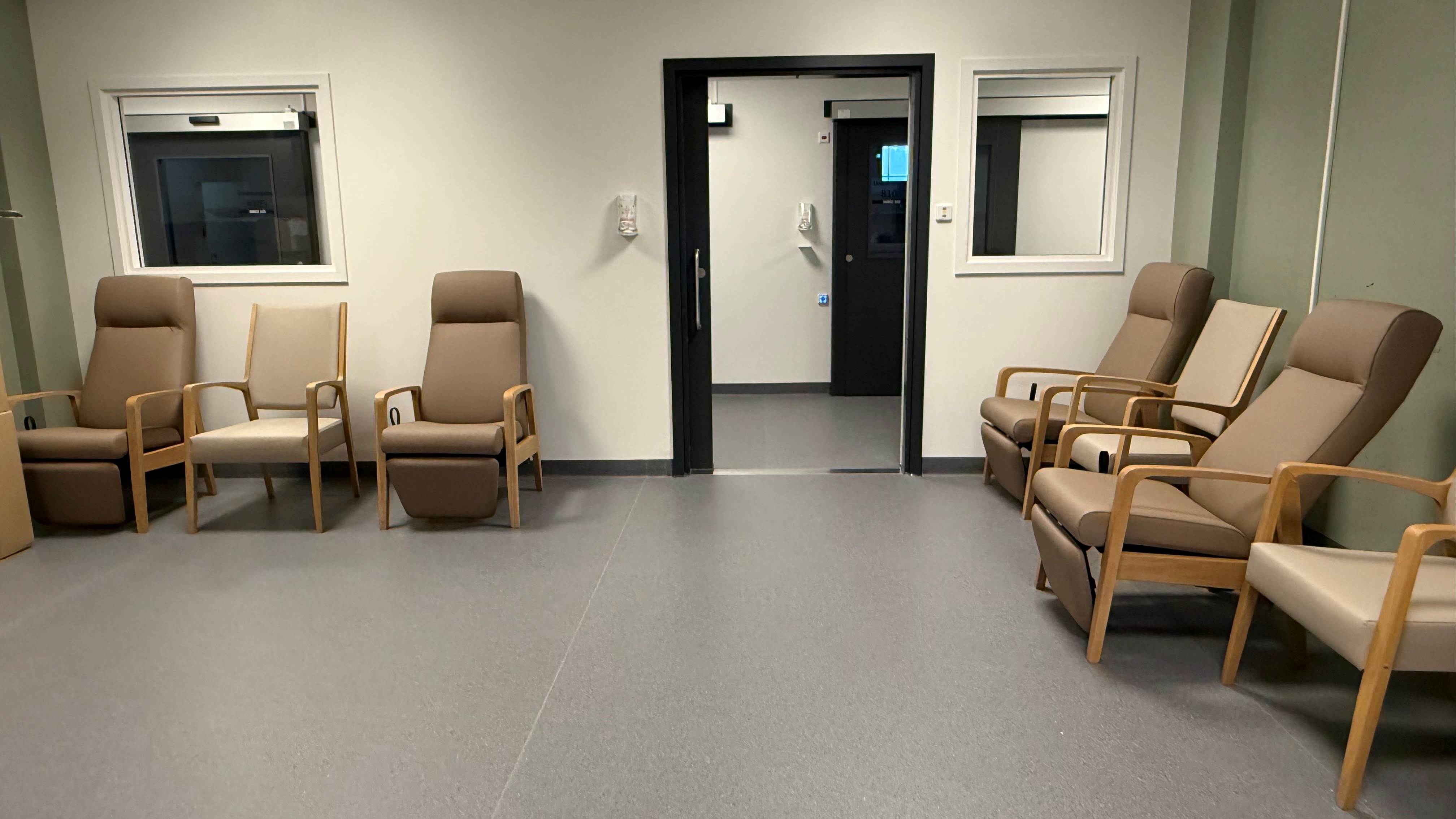 Et rom med stoler og en dør