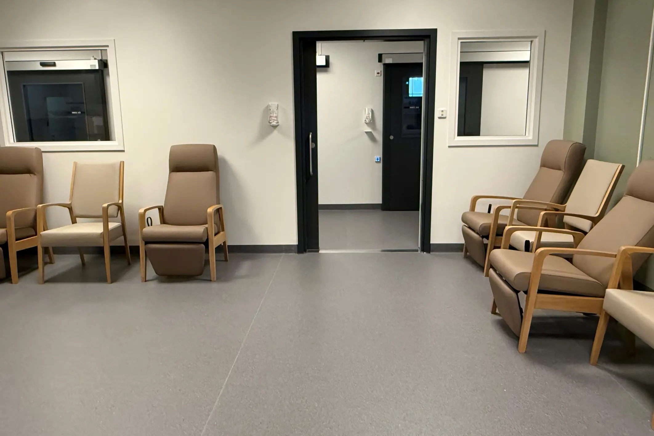 Et rom med stoler og en dør