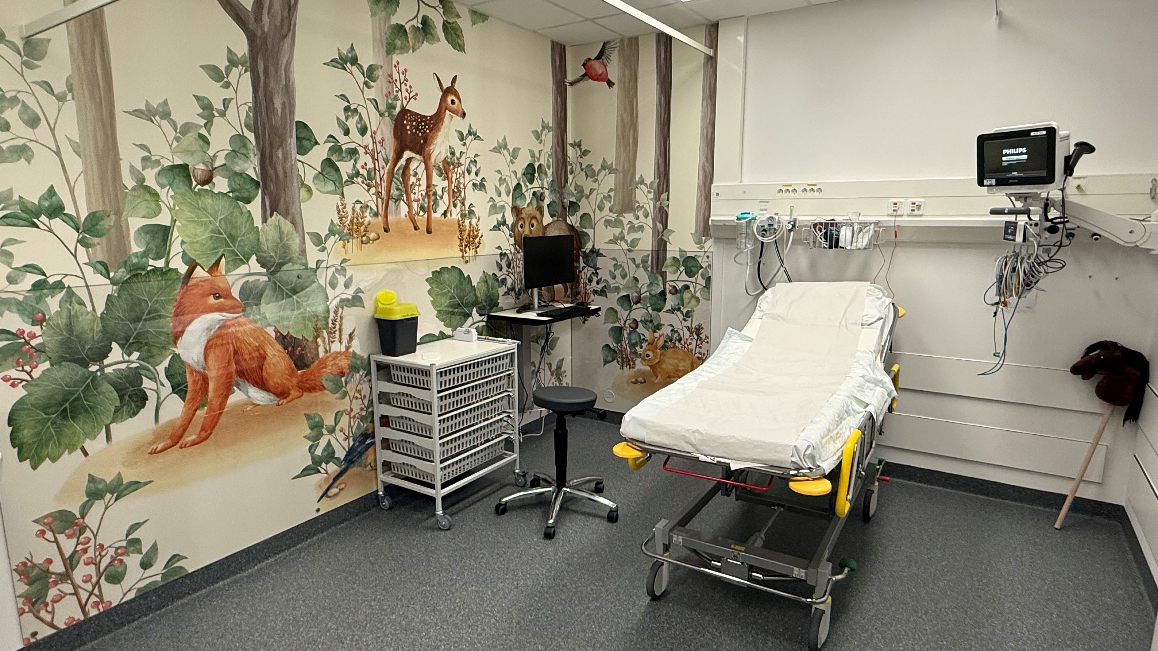 Et rom med seng og kosedyr