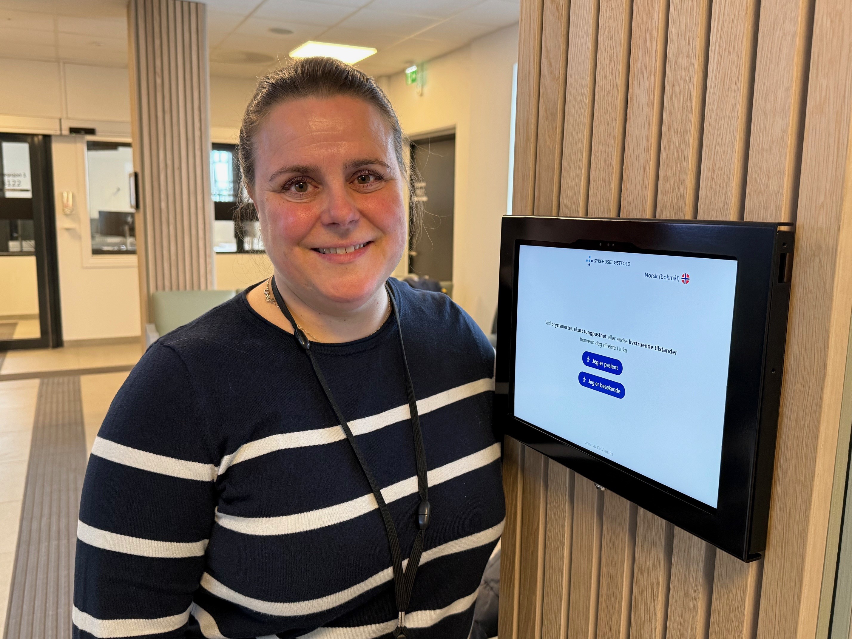 En mann som smiler foran en skjerm