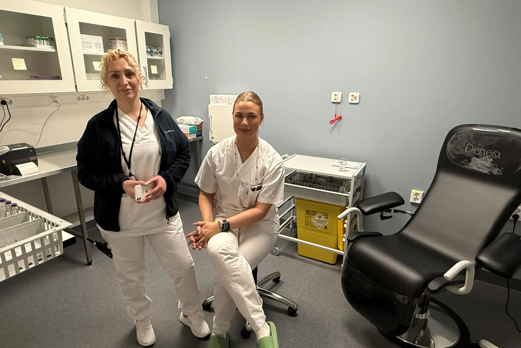 Et par kvinner i et rom