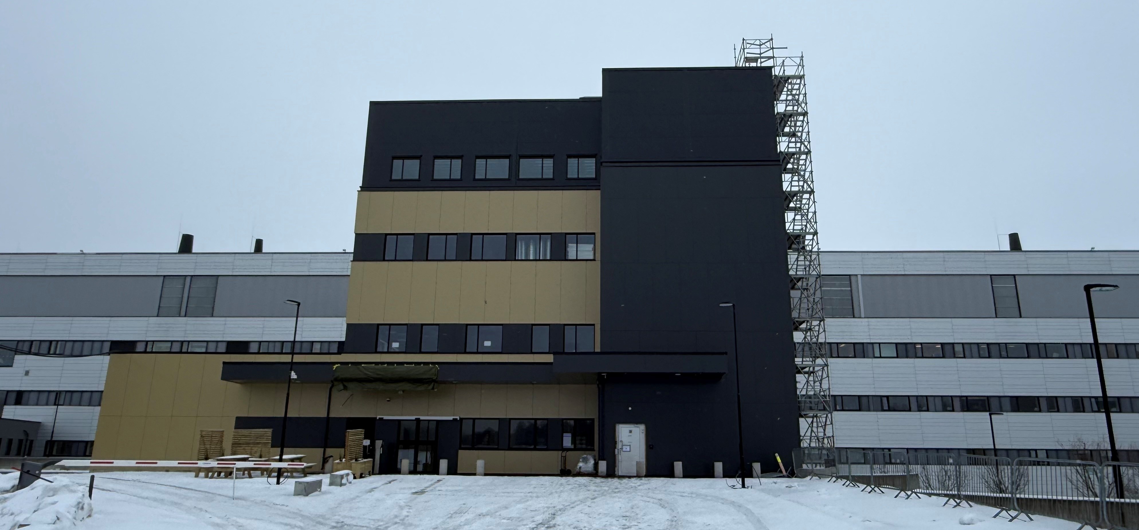 En bygning med et stort kvadratisk vindu