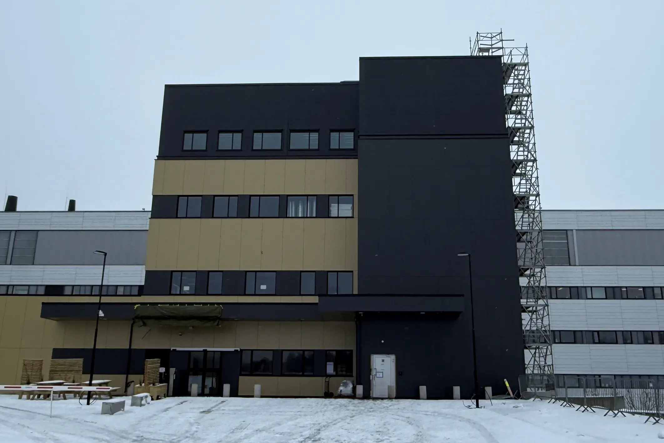 En bygning med et stort kvadratisk vindu