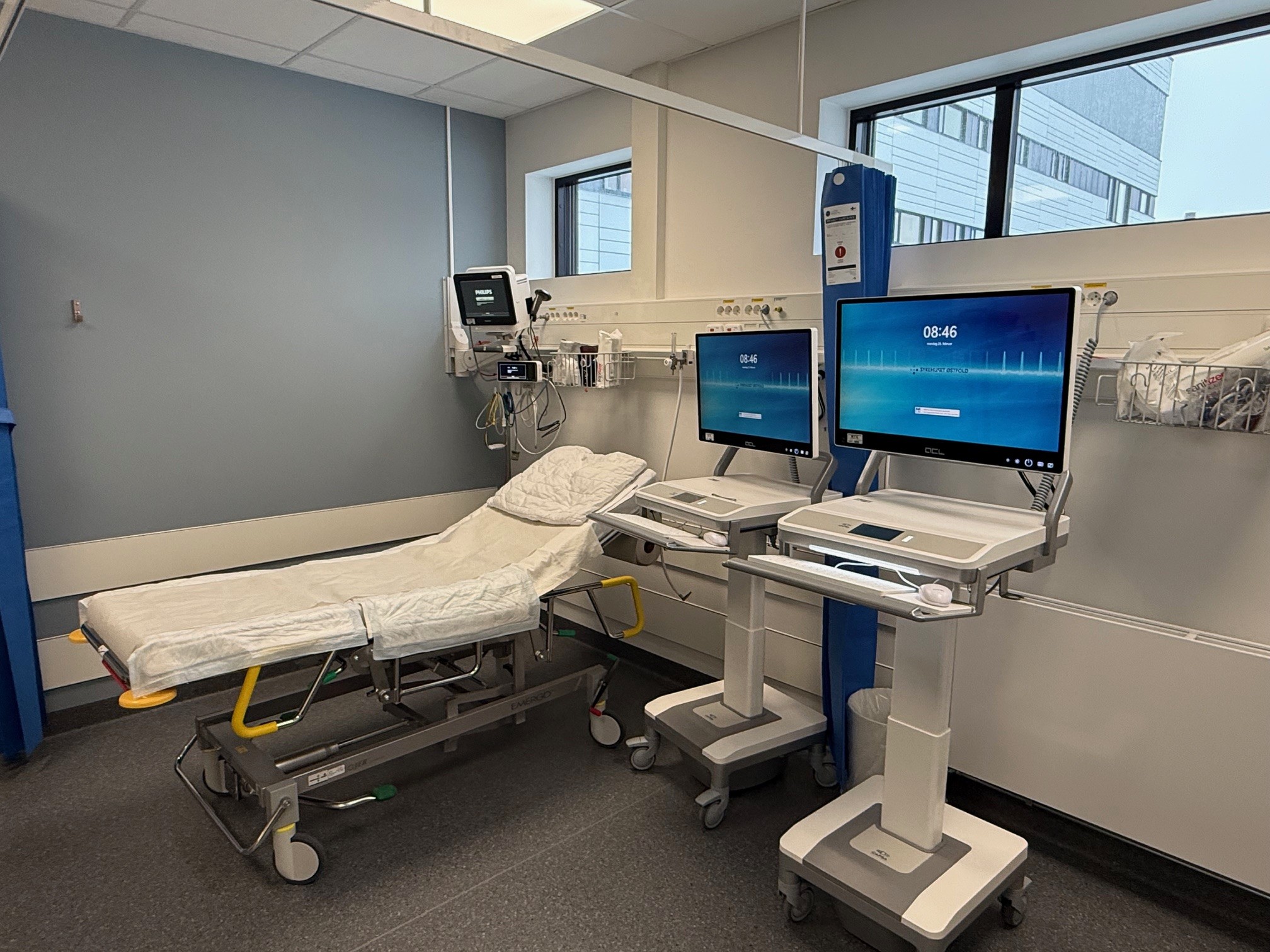 Et sykehusrom med seng og medisinsk utstyr