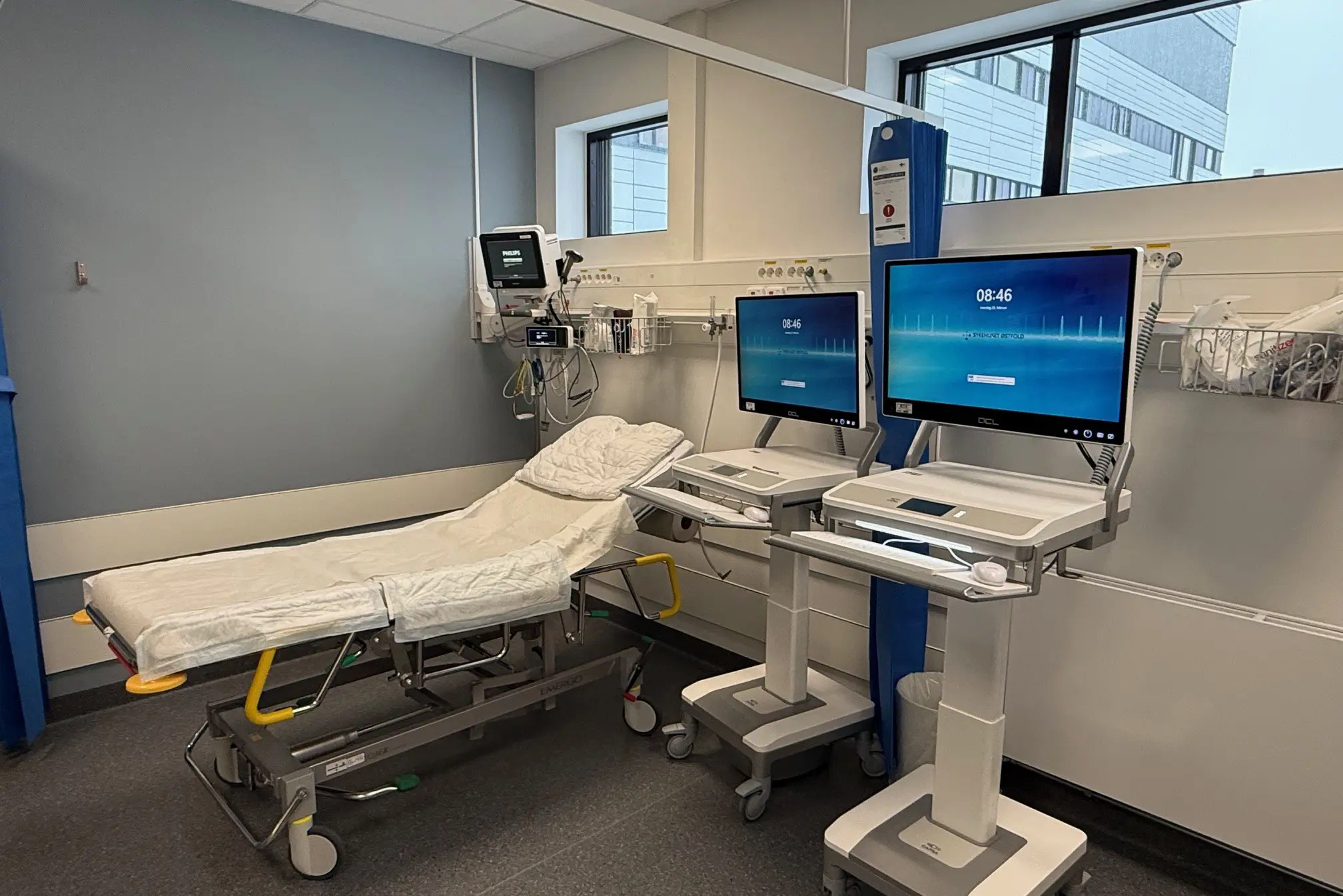 Et sykehusrom med seng og medisinsk utstyr