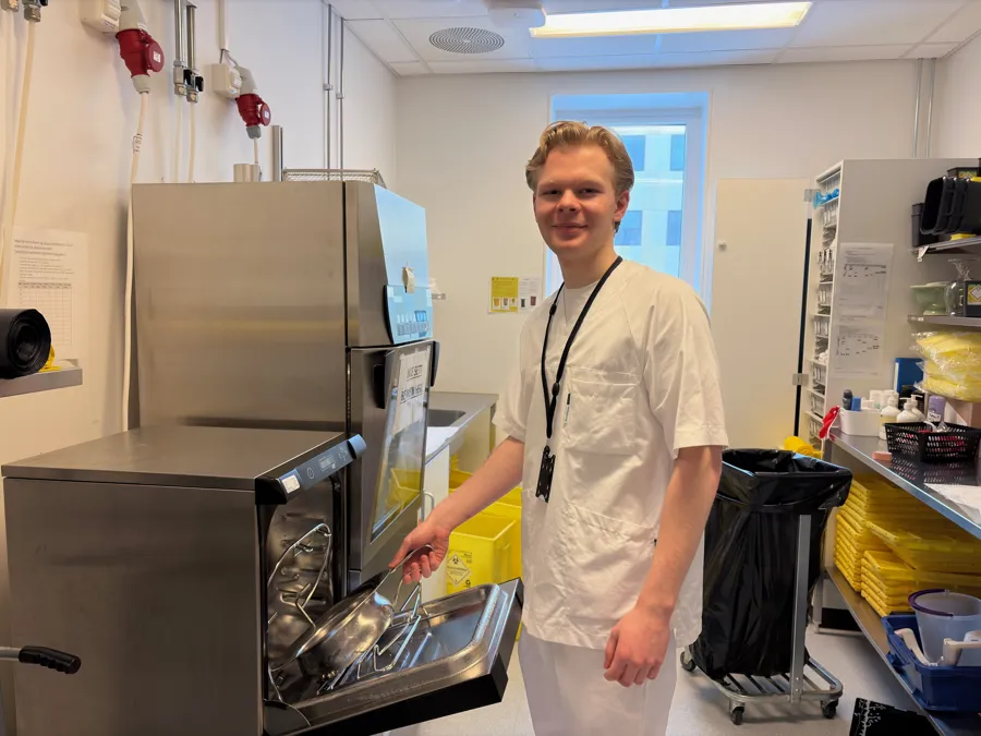 En mann som holder et brett med mat