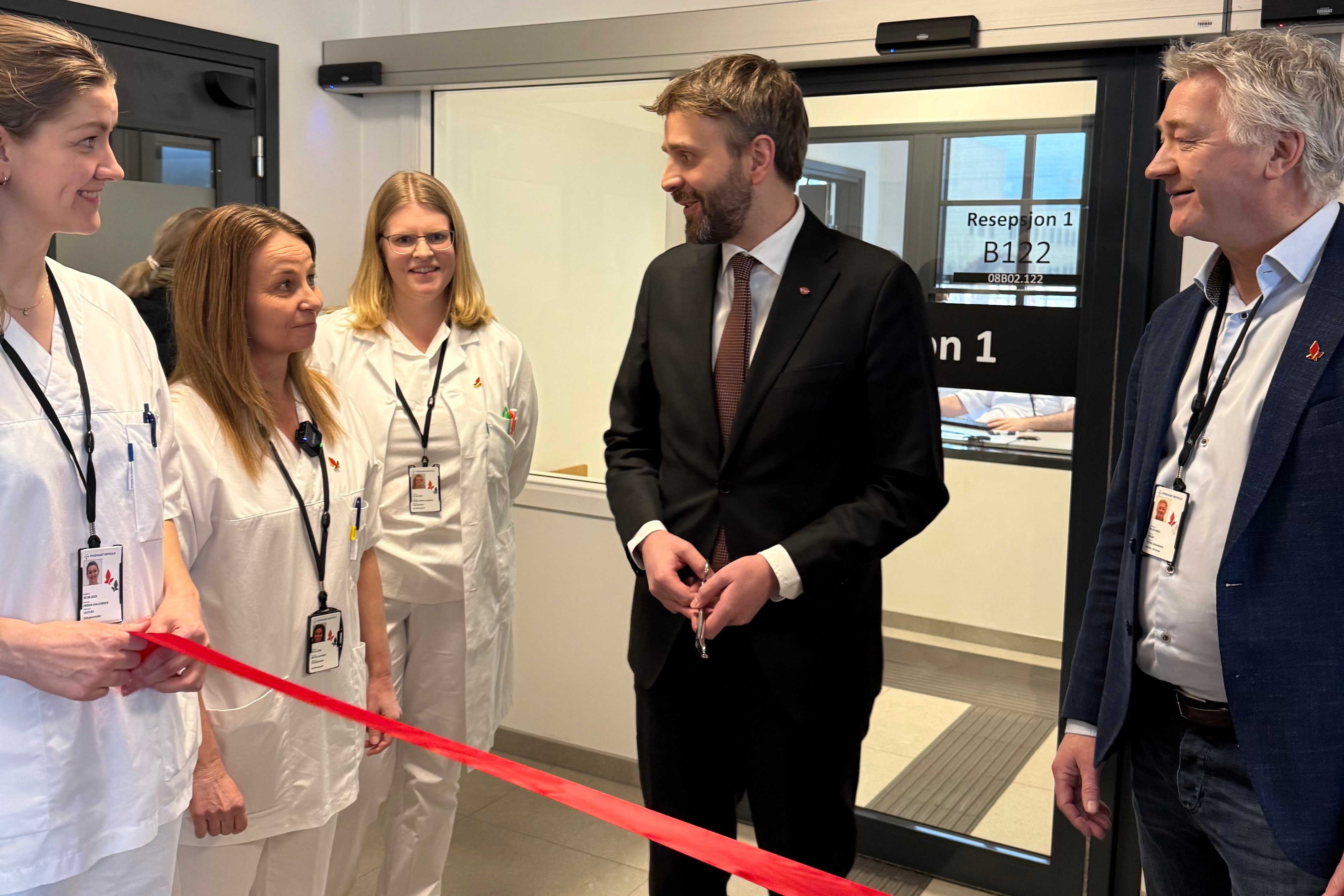 En person som snakker til en gruppe mennesker