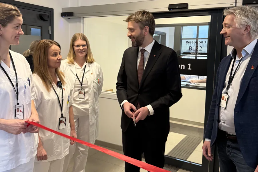 En person som snakker til en gruppe mennesker