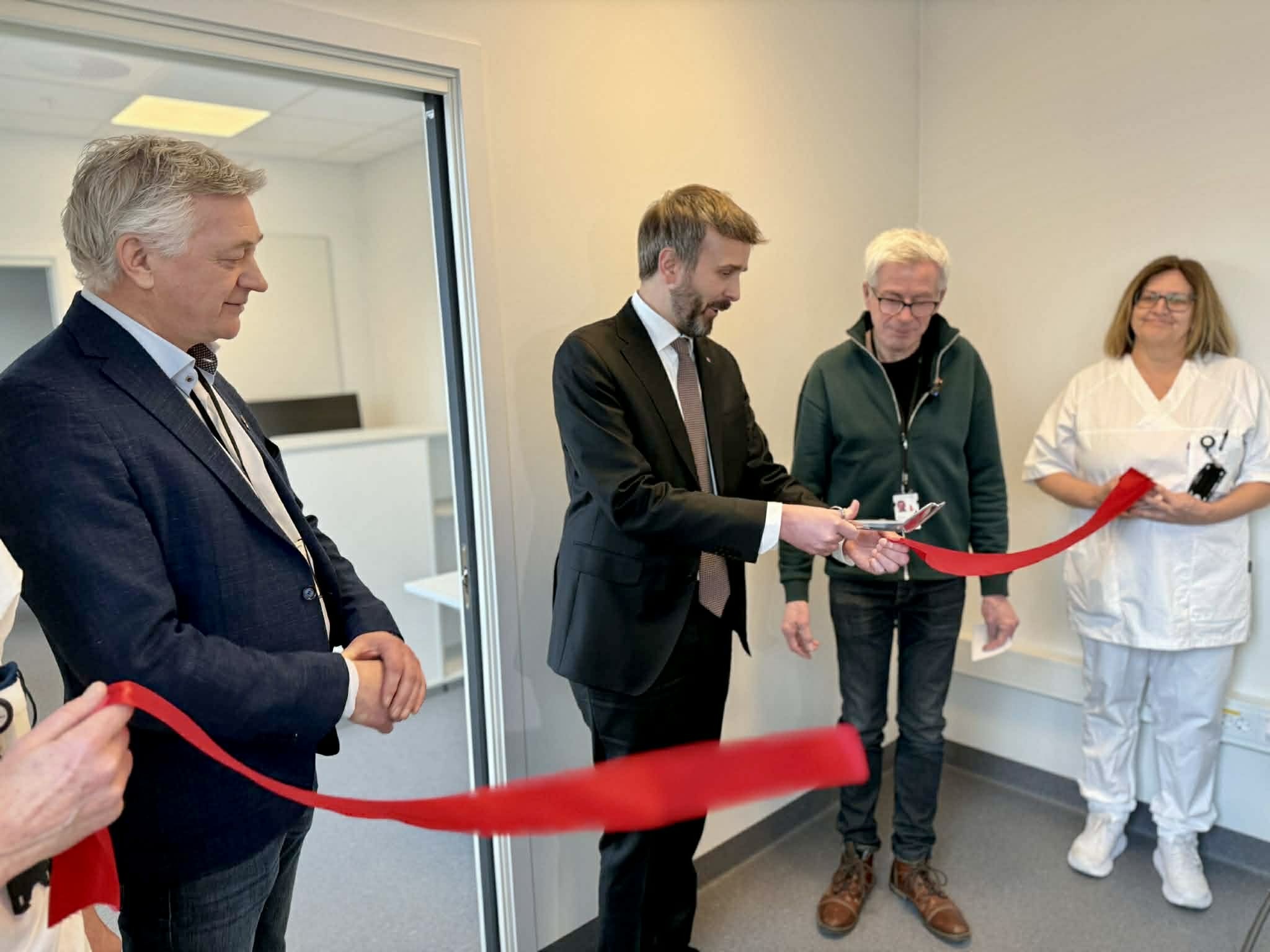 En gruppe mennesker som holder et bånd