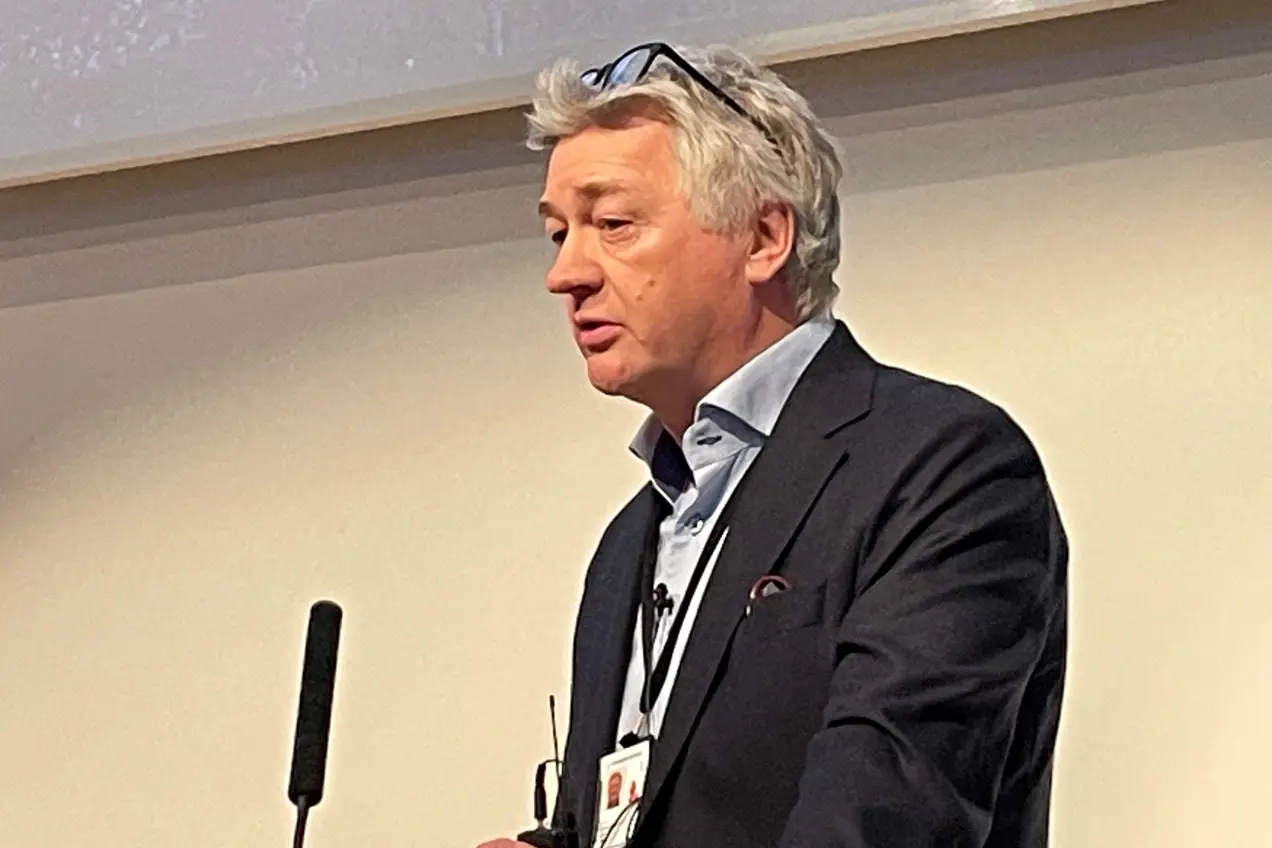 En mann i dress og slips