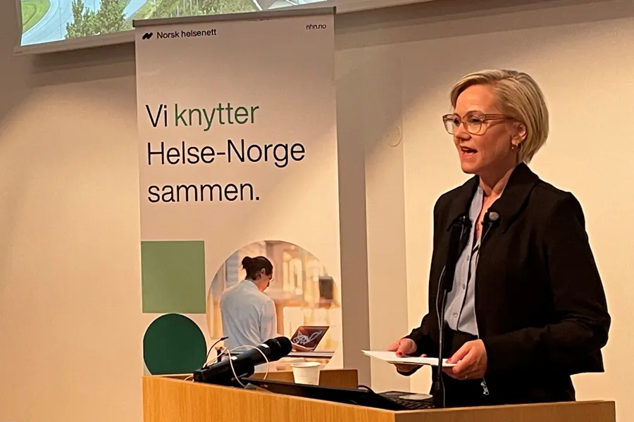 En mann som står på et podium