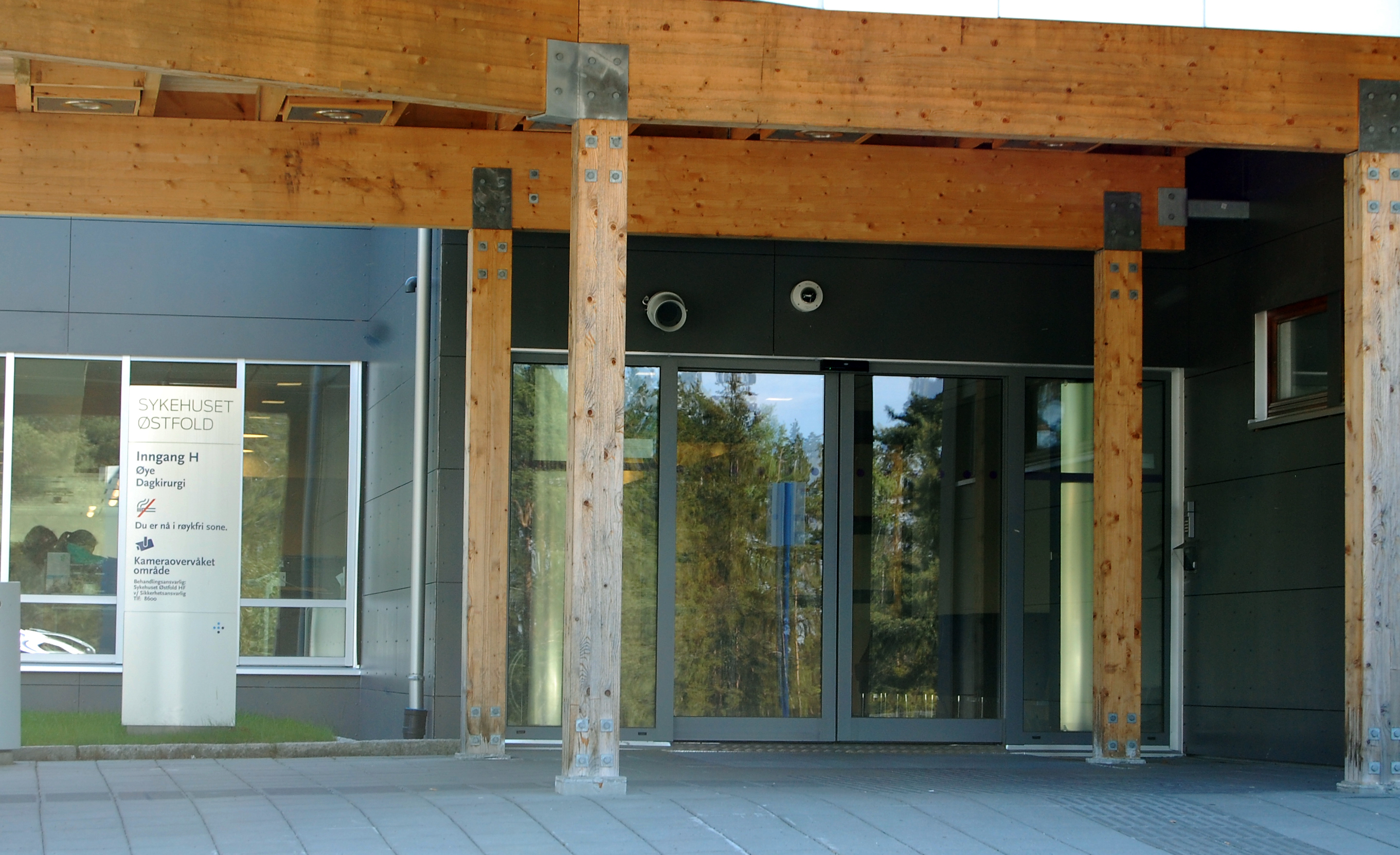 En bygning med glassdører