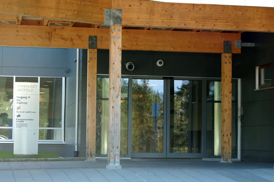 En bygning med glassdører