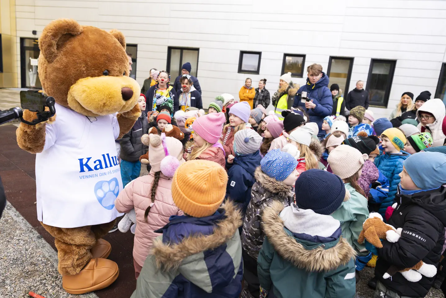 mange barn ville hilse på maskoten Kallus