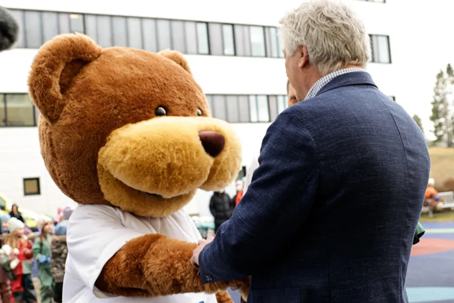 En person som holder en bamse