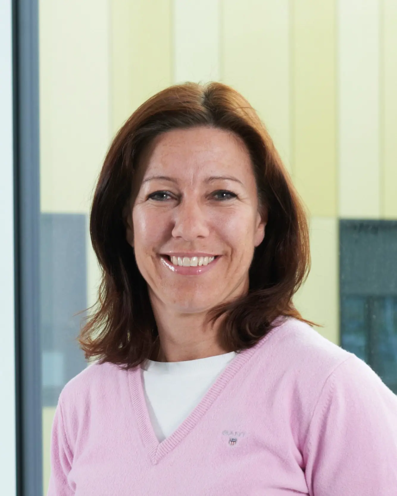 En kvinne som smiler til kameraet