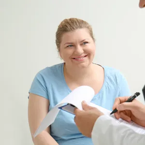 Illustrasjon: En kvinne som prater med en lege