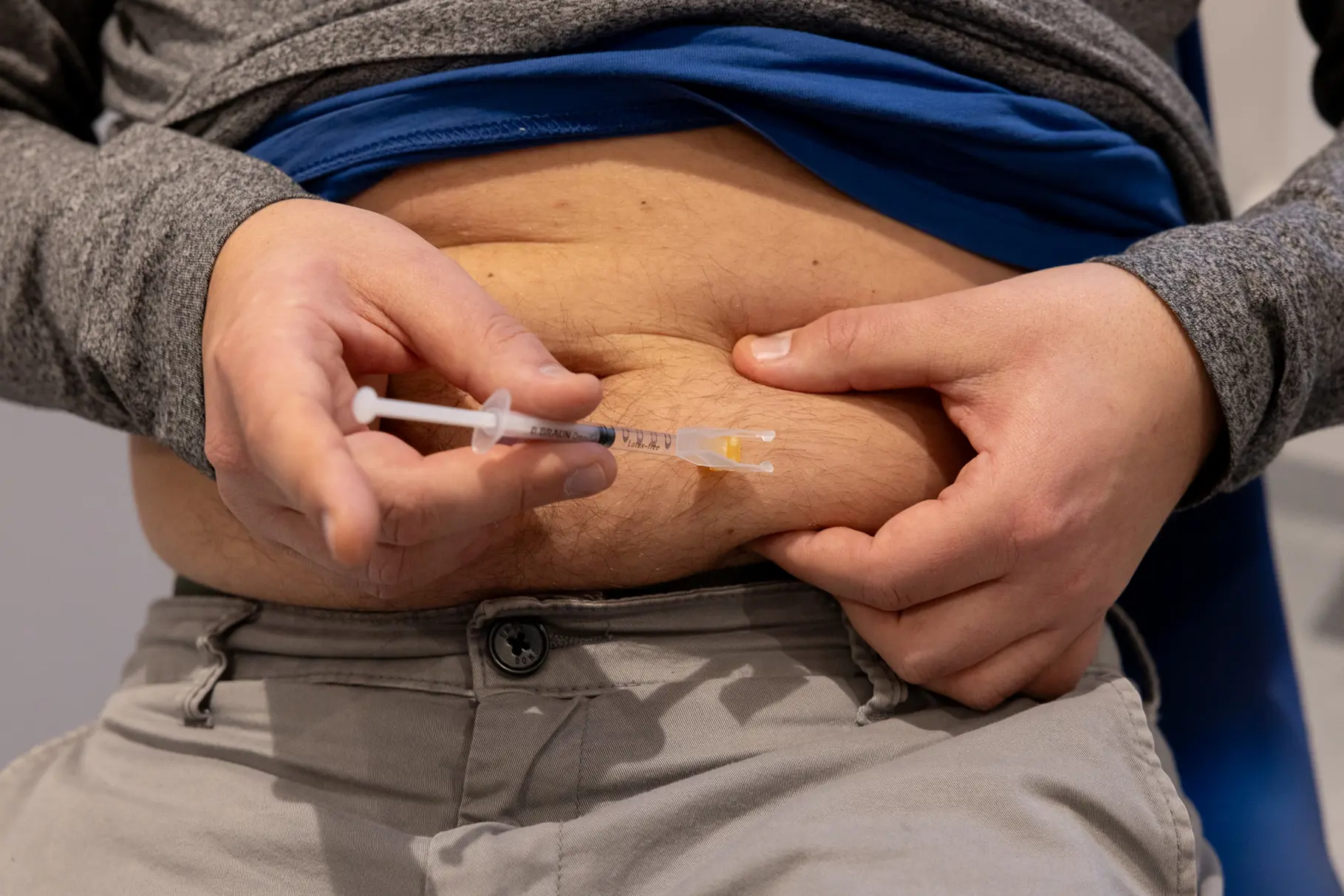 En person som setter en sprøyte