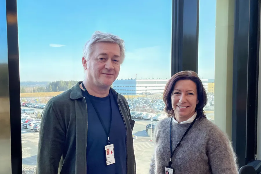 En mann og kvinne som står ved siden av hverandre og smiler