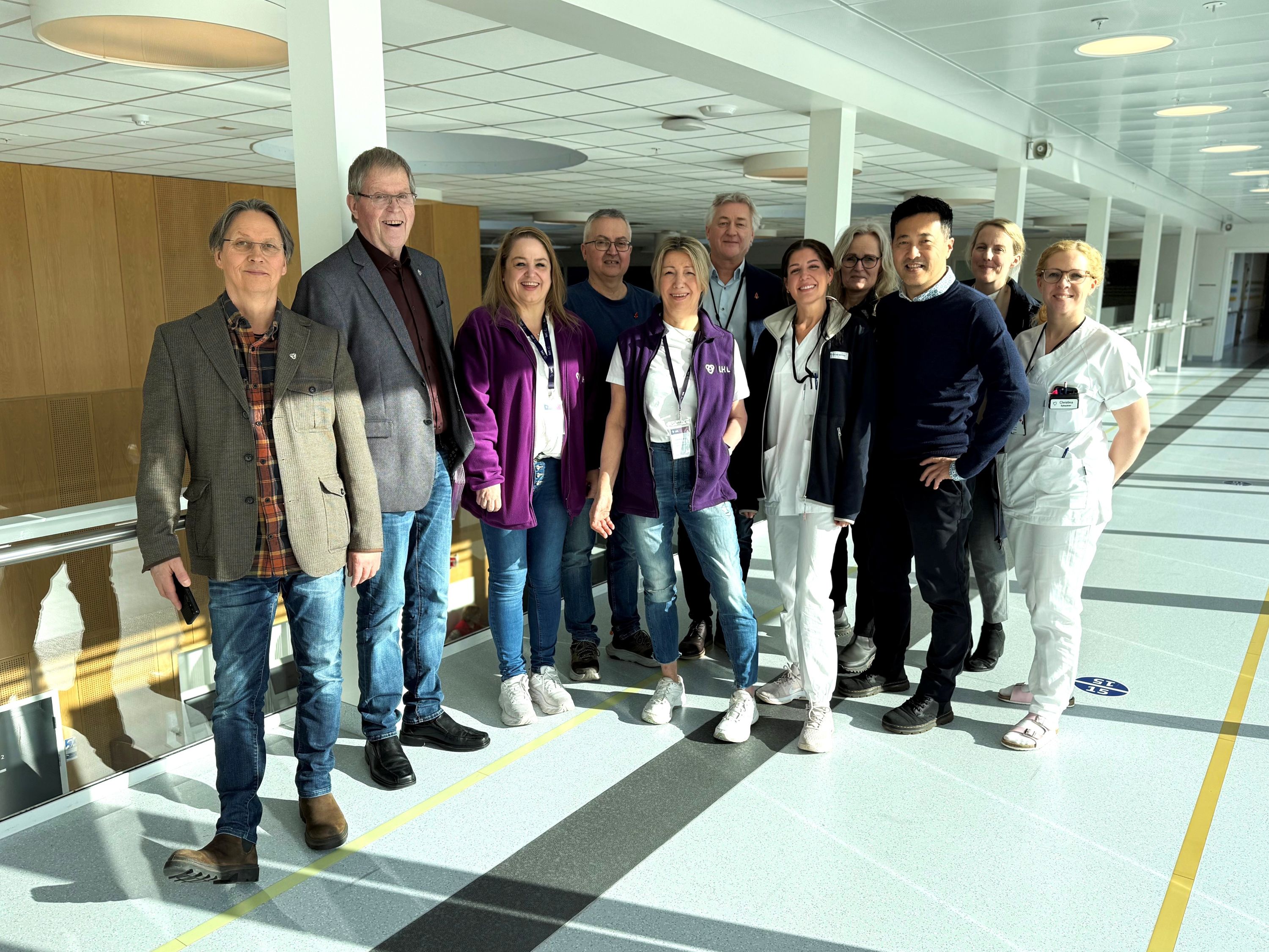 Besøkende fra LHL sammen med administrerende direktør og ledelsen i hjerteavdelingen