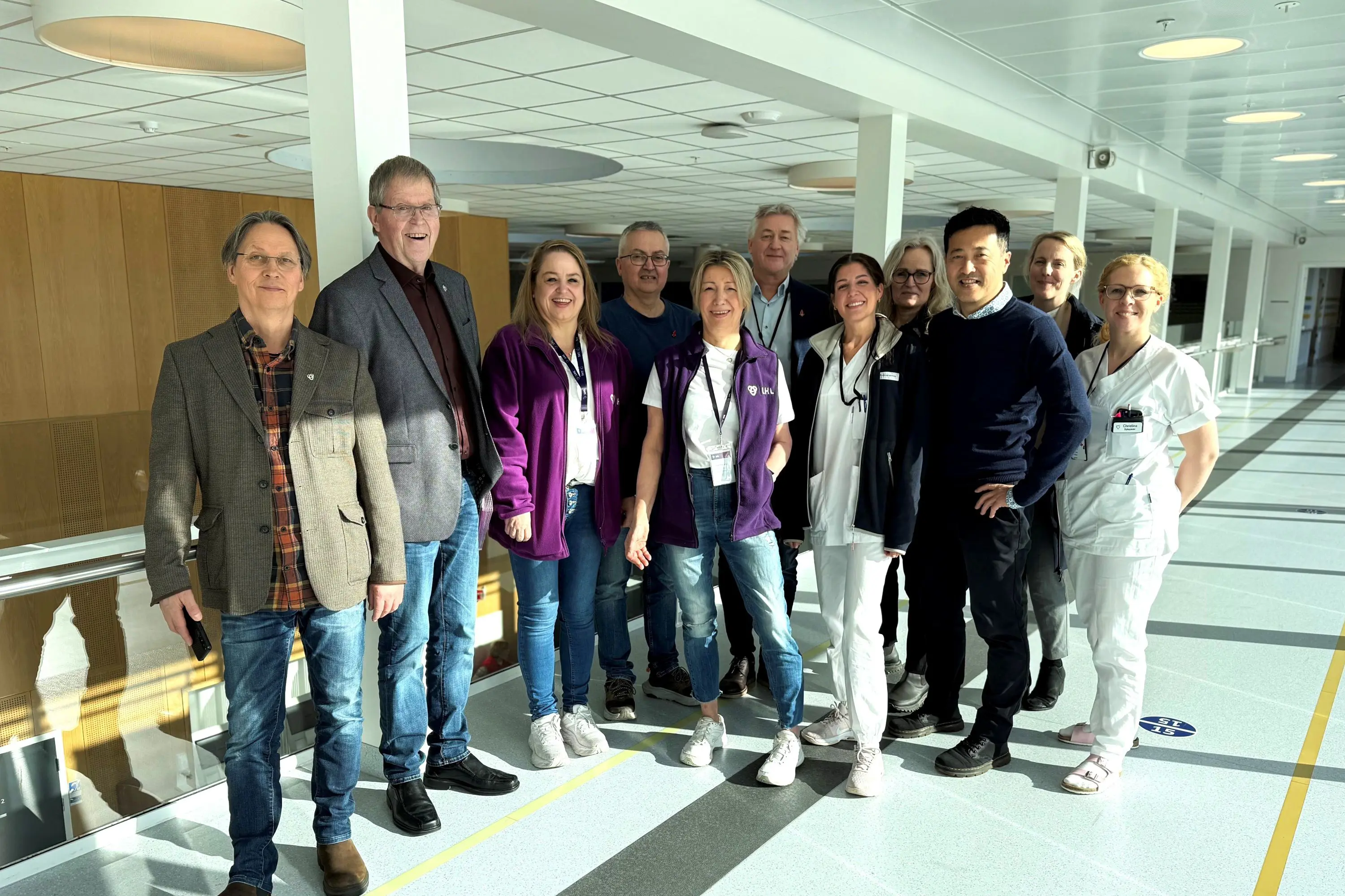 Besøkende fra LHL sammen med administrerende direktør og ledelsen i hjerteavdelingen