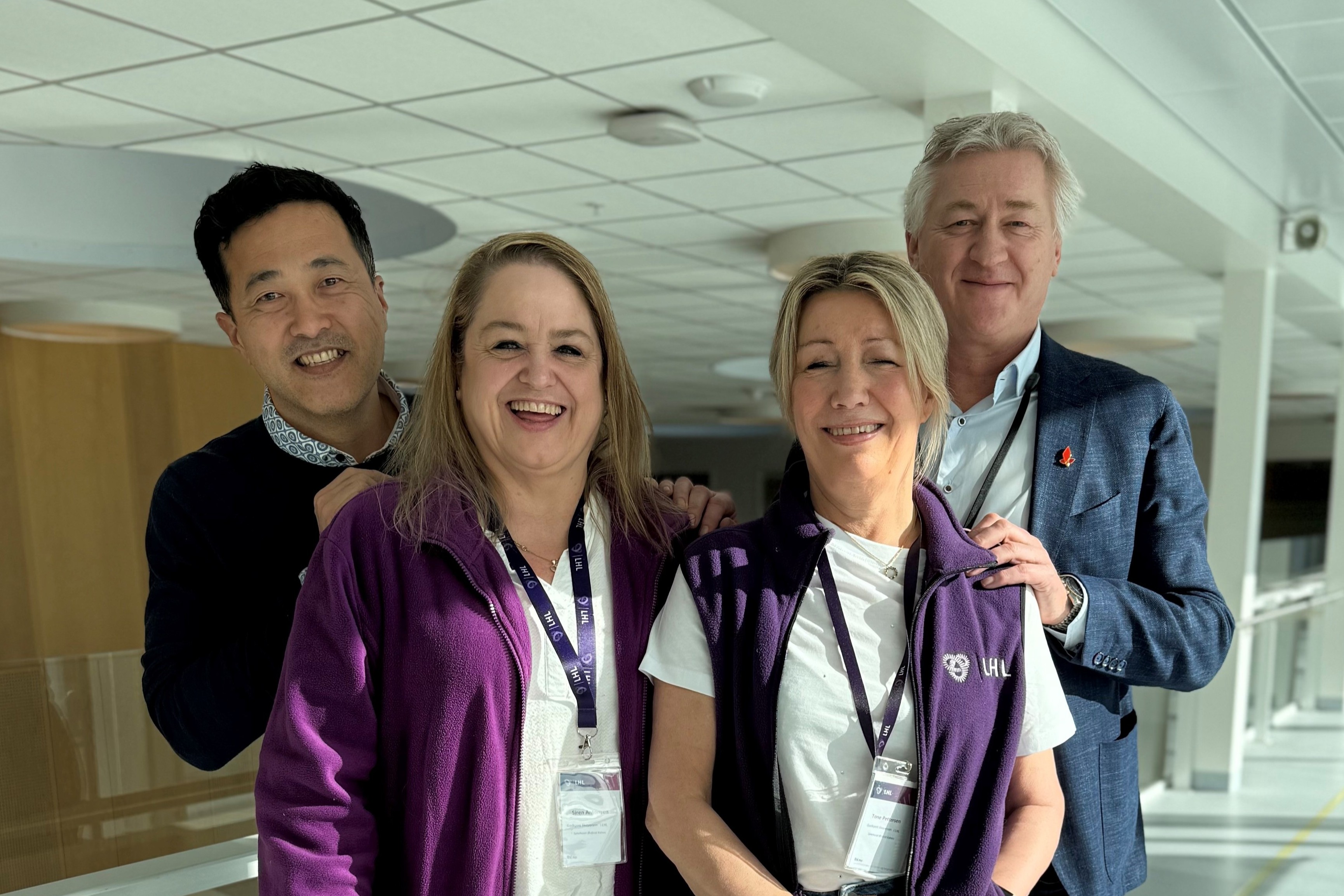 Magne Vang Fredriksen og Helge Stene-Johansen sammen med Siren Antonsen og Tone Pettersen som er to av de faste likepersonene fra LHL på sykehuset.