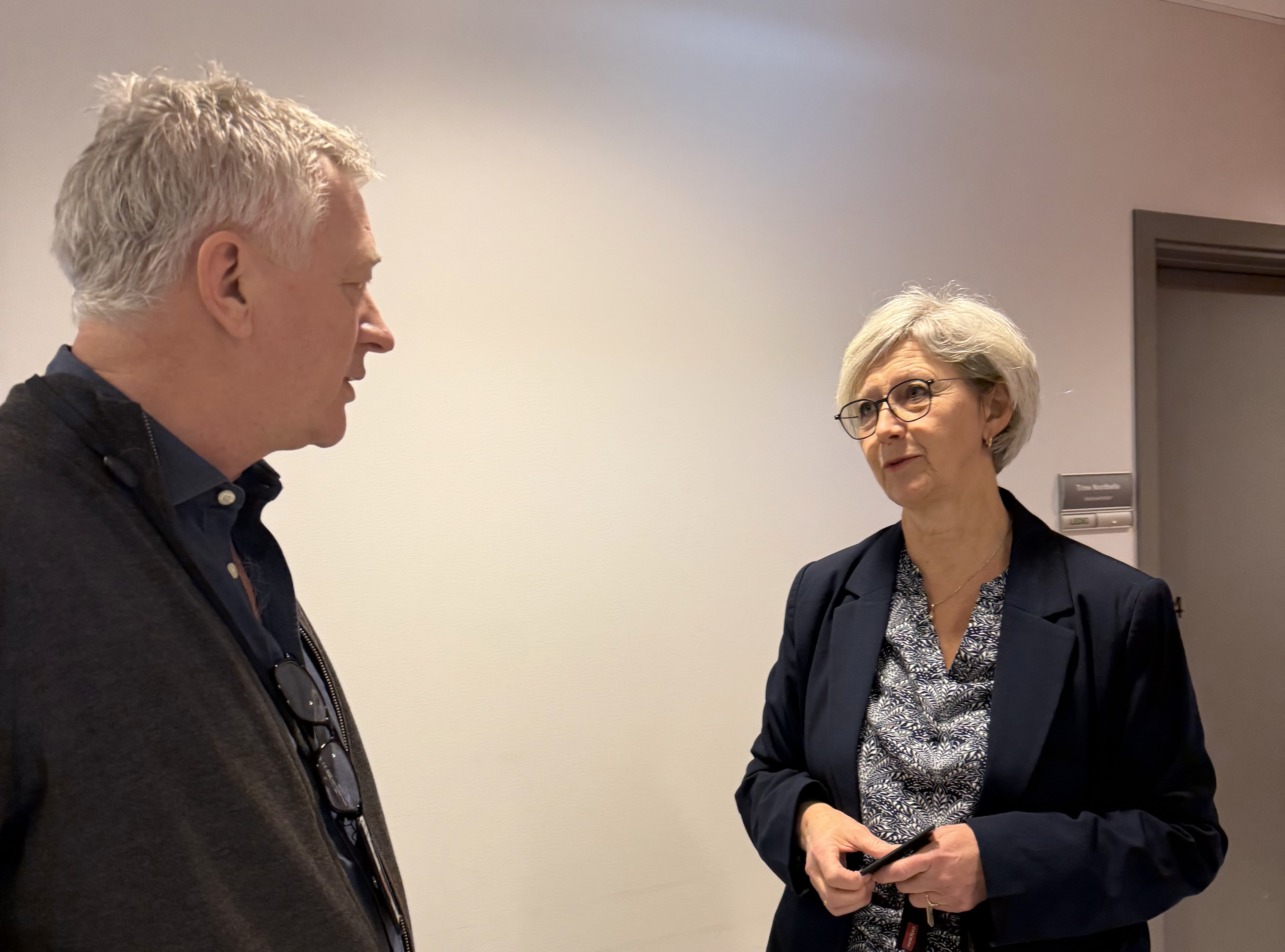 Kristin Breda og Helge Stene-Johansen som samtaler