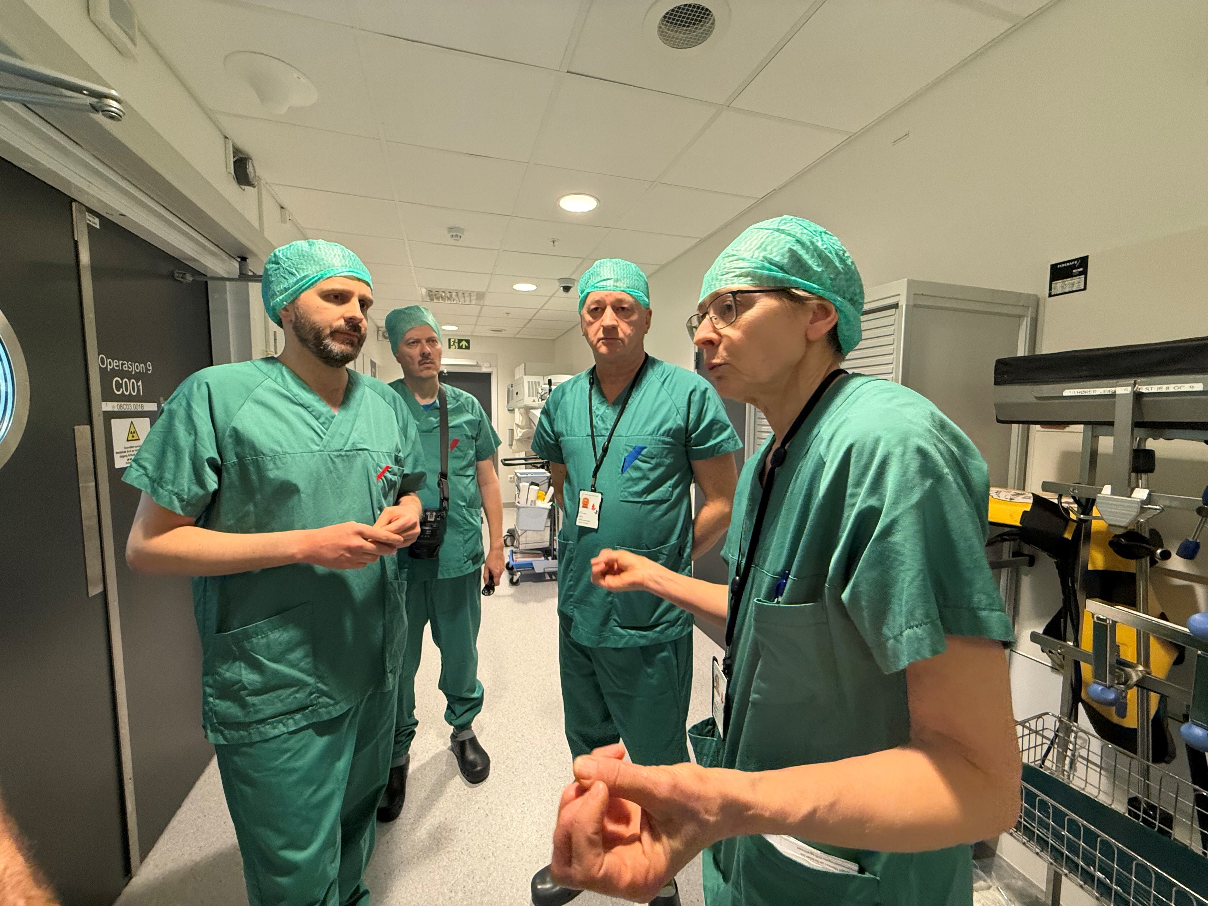 En gruppe mennesker i kirurgiske uniformer