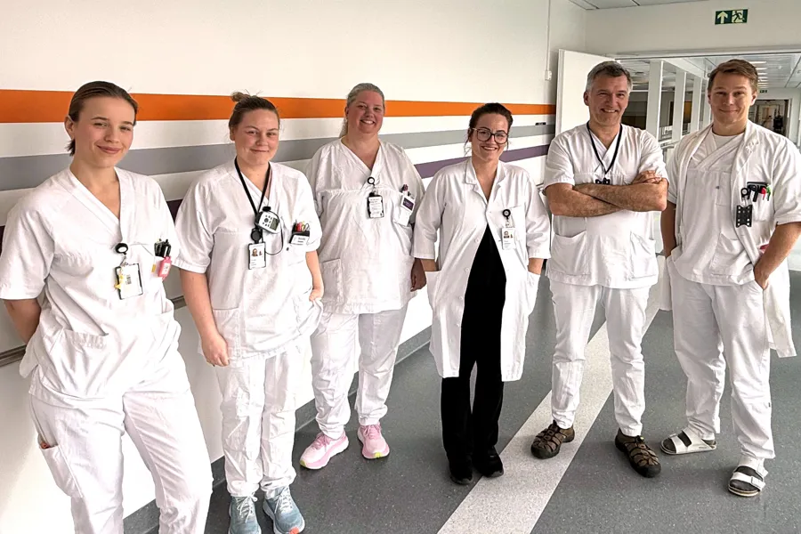 En gruppe mennesker iført hvite uniformer