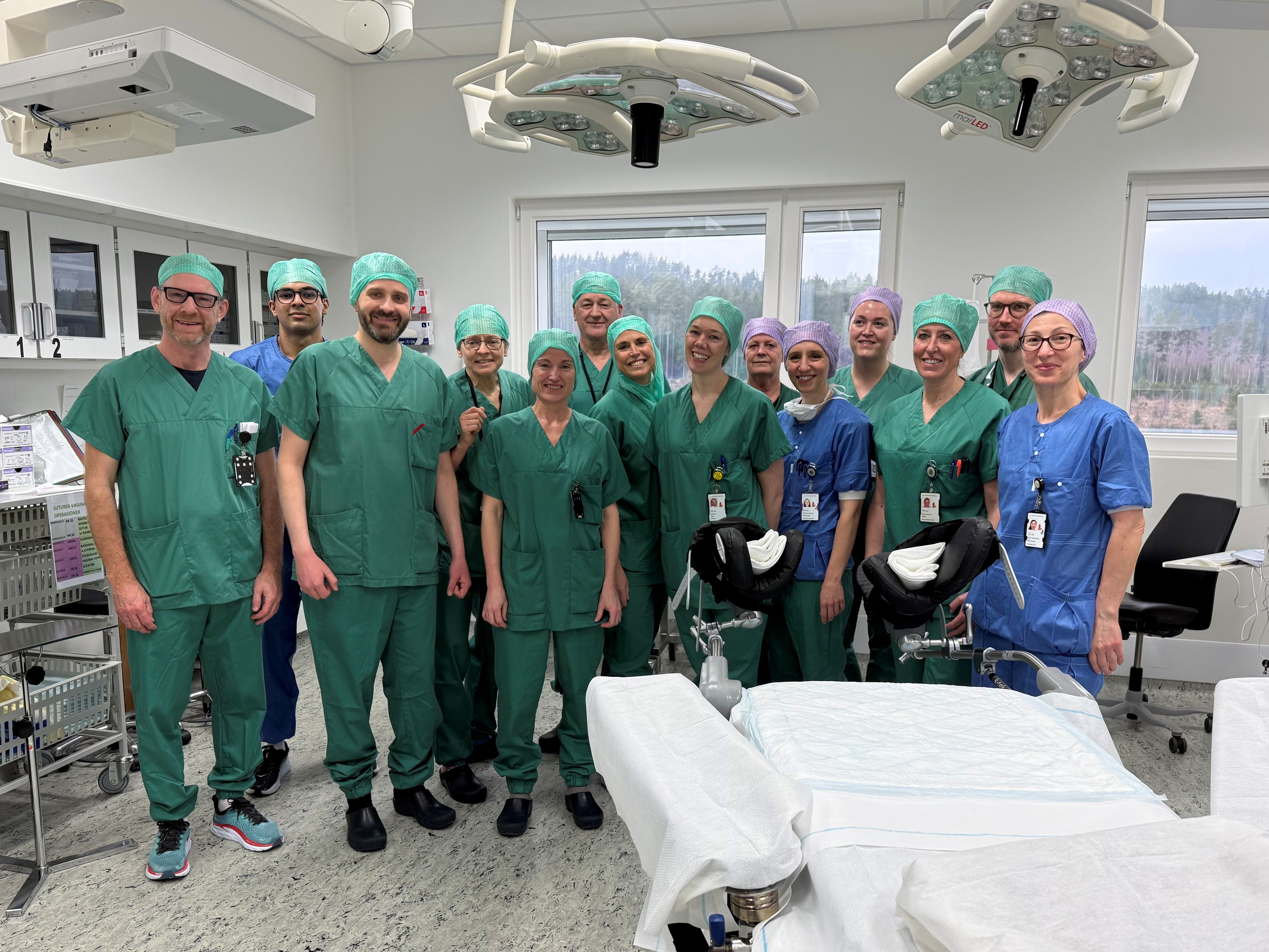 Operasjonsteamet sammen med helseministeren og adm.dir.