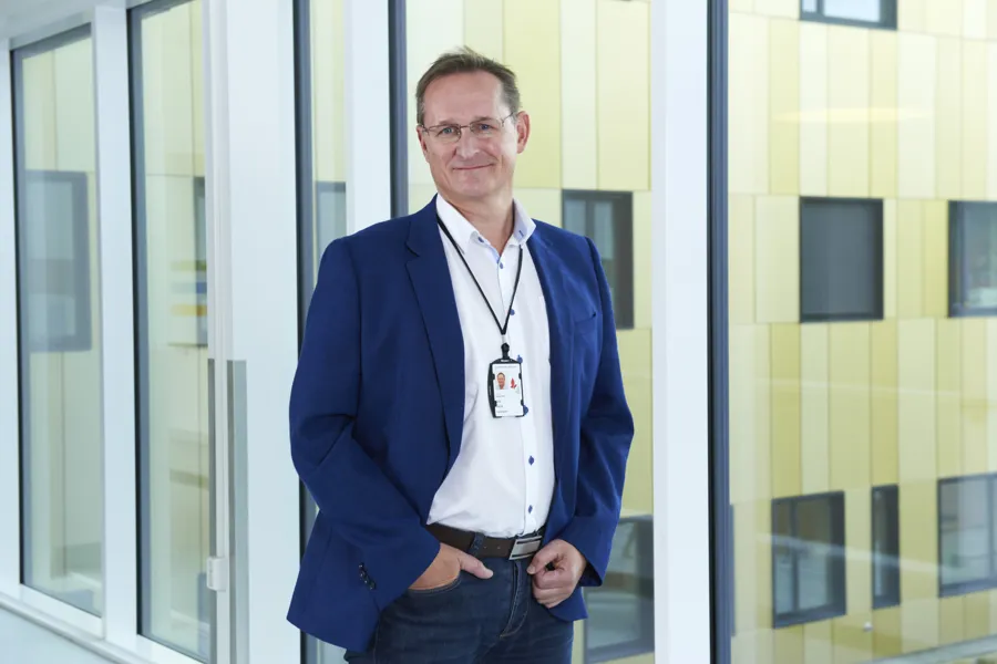 En mann iført blå jakke