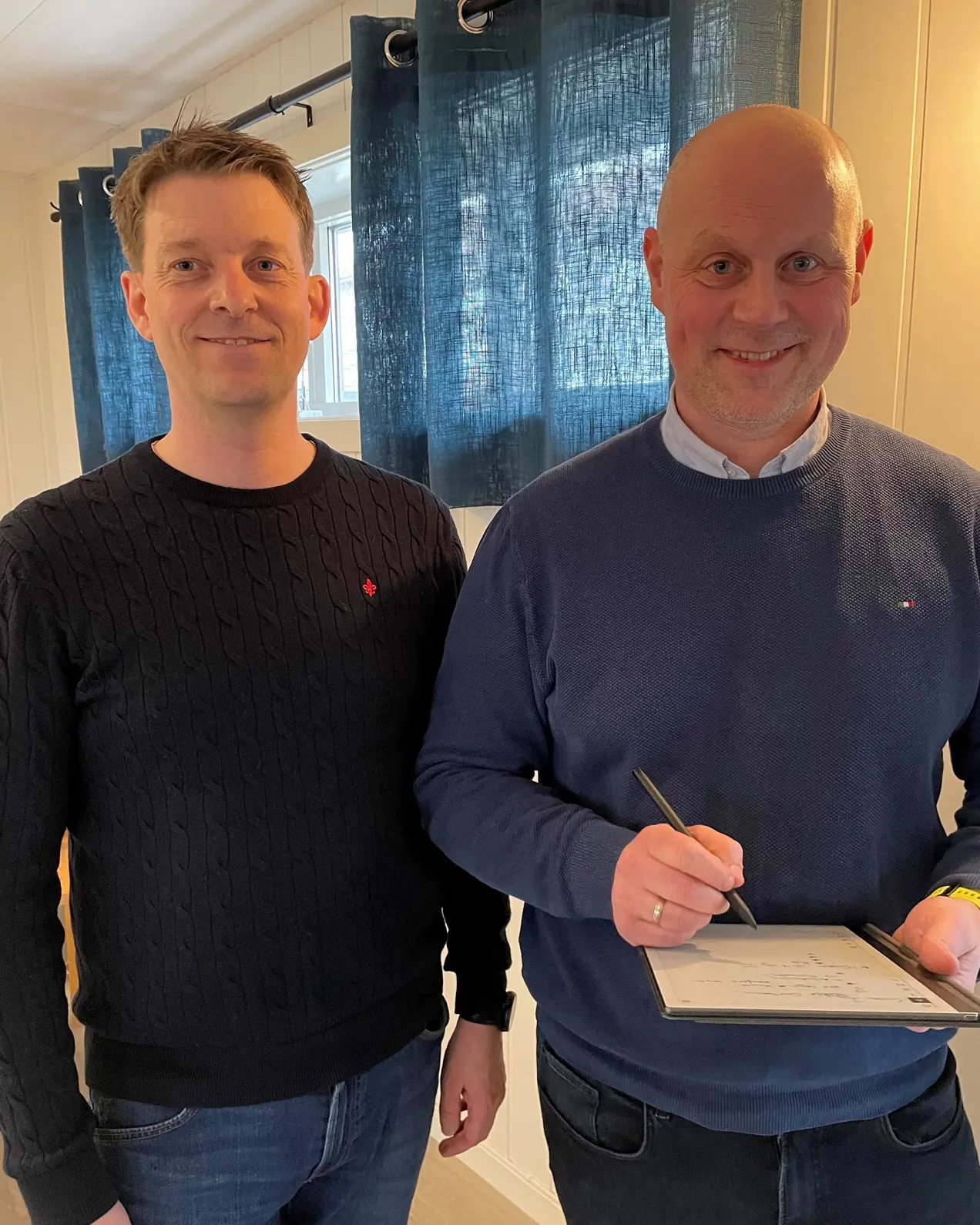 En person som holder en penn og en person som holder en penn