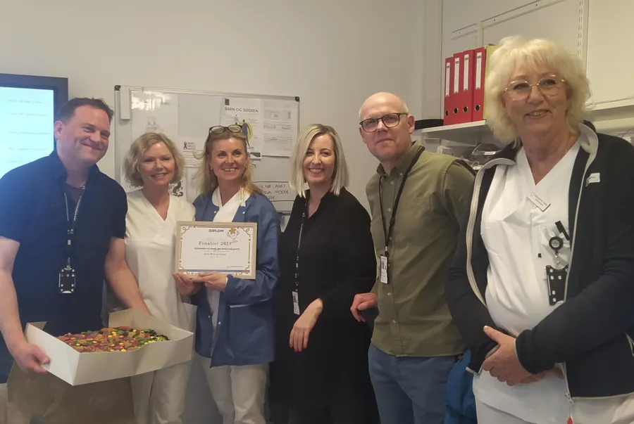 Det ble heder, ære og kake til kreftpoliklinikken. F.v. Magnus Lundberg, Solfrid Christoffersen, Gro Merete Bach, Tone Olseng Johansen, Hans Petter Skott Hansen og Elisabet Nilsen Holm.