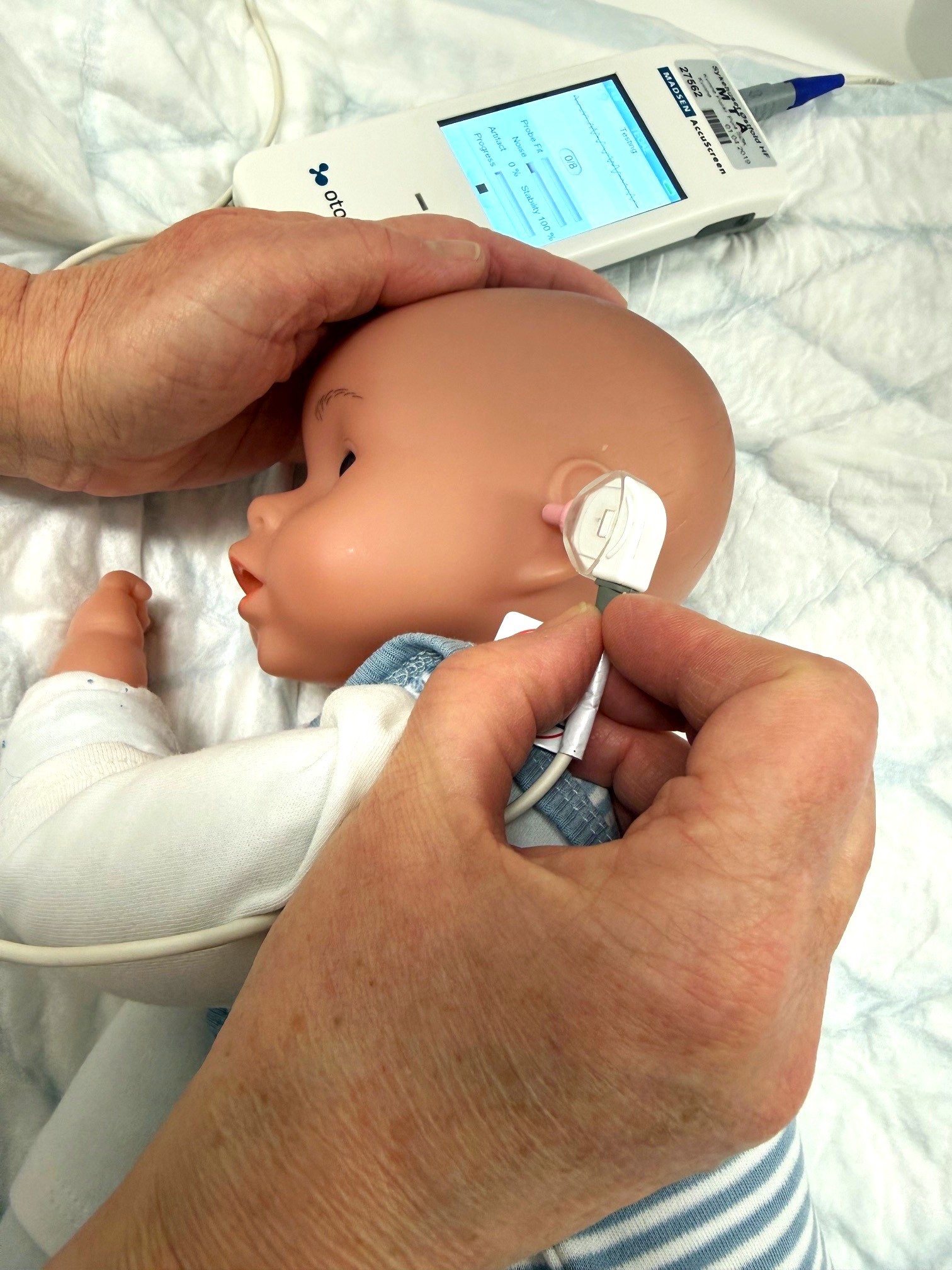 Hørselstest av babydukke