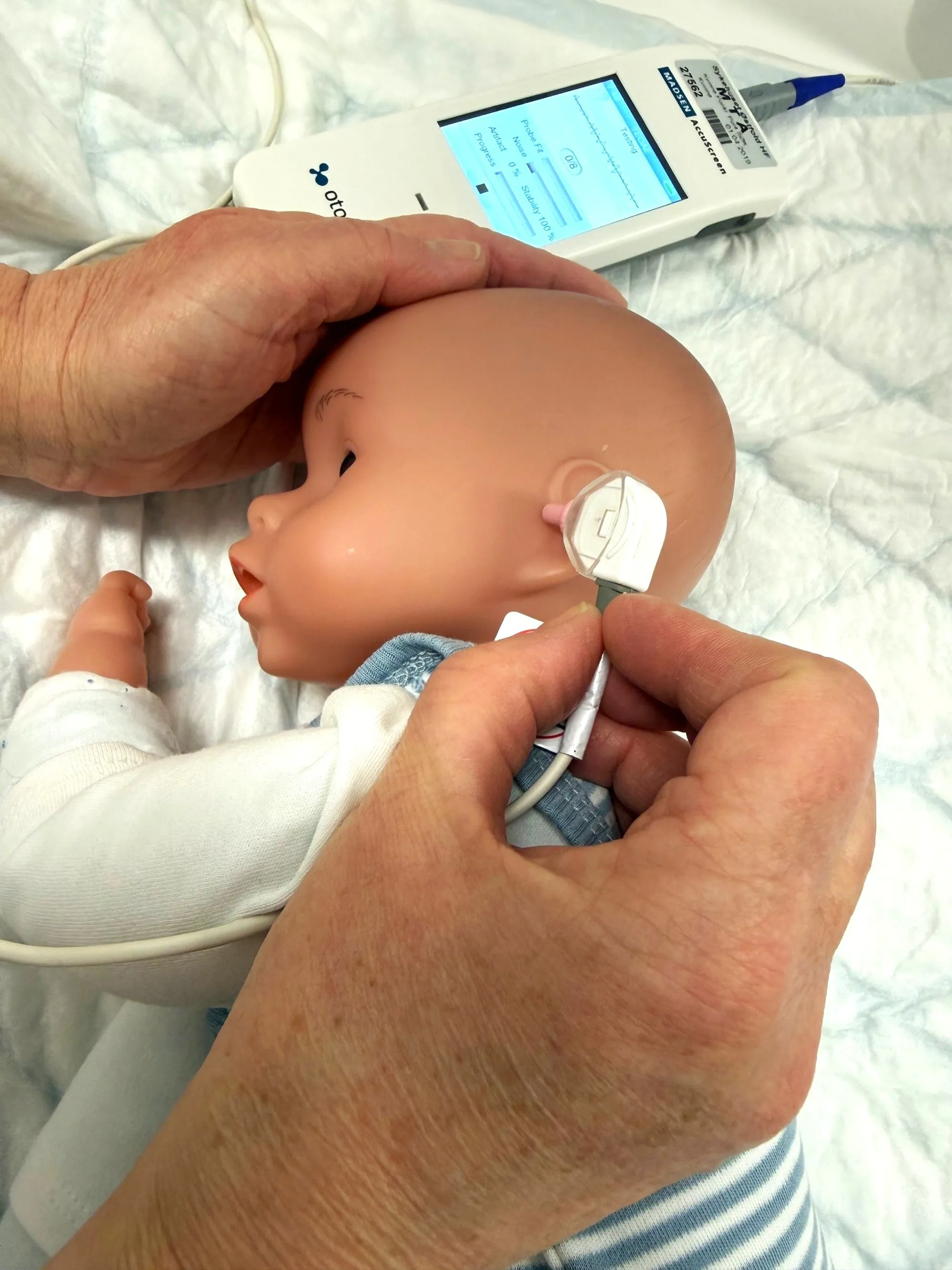 Hørselstest av babydukke