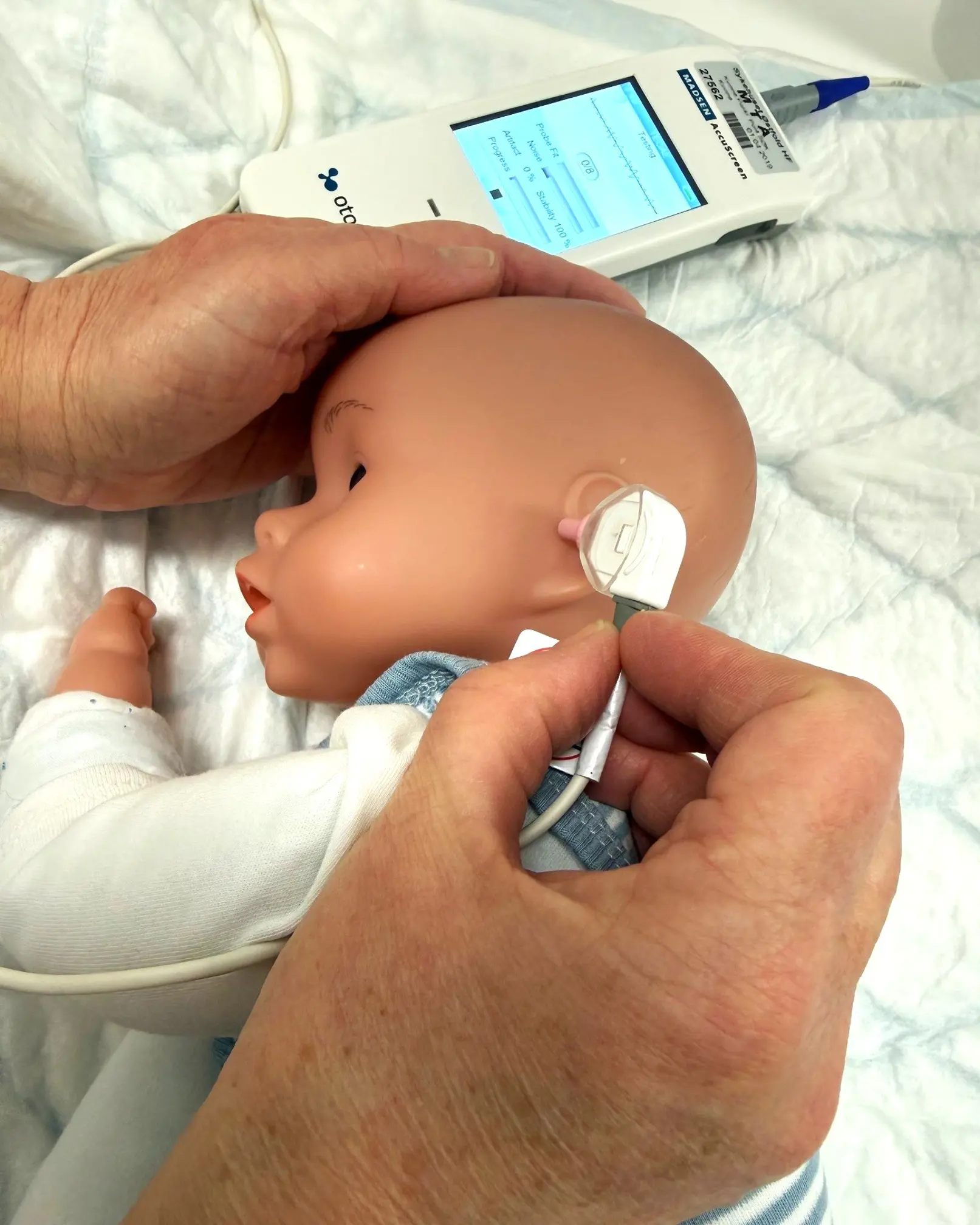 Hørselstest av babydukke