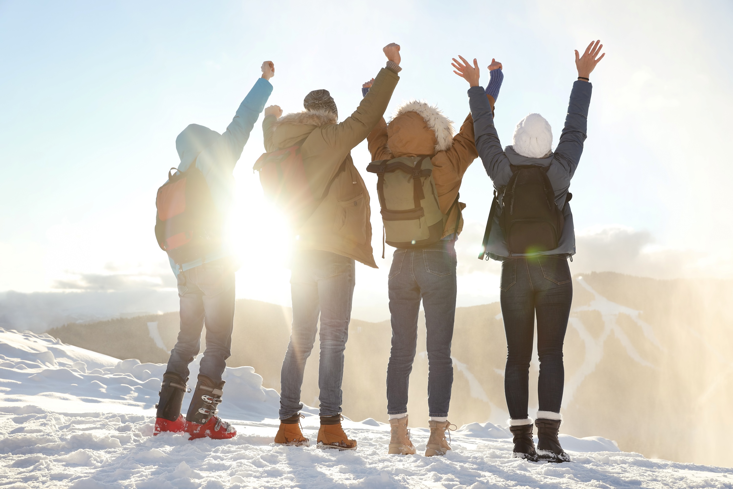 En gruppe mennesker i sol på skitur