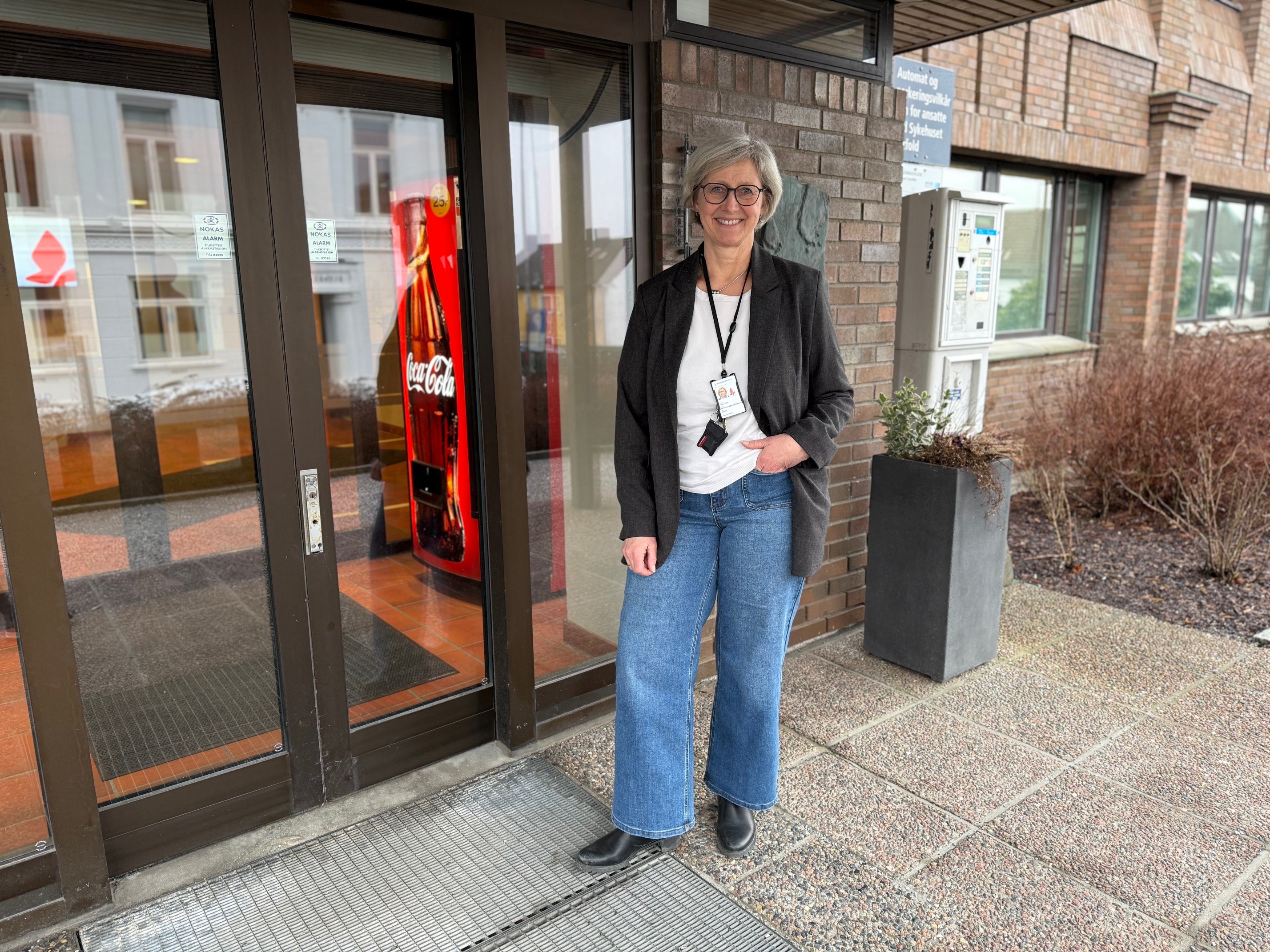 Kristin Sørbrøden Breda utenfor Sarpsborgkliniken