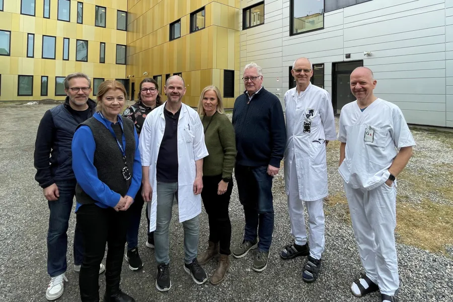 En gruppe mennesker som poserer for et bilde