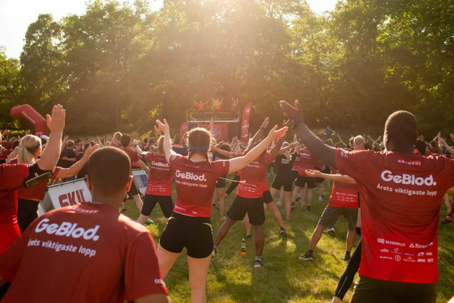 En gruppe mennesker i et felt