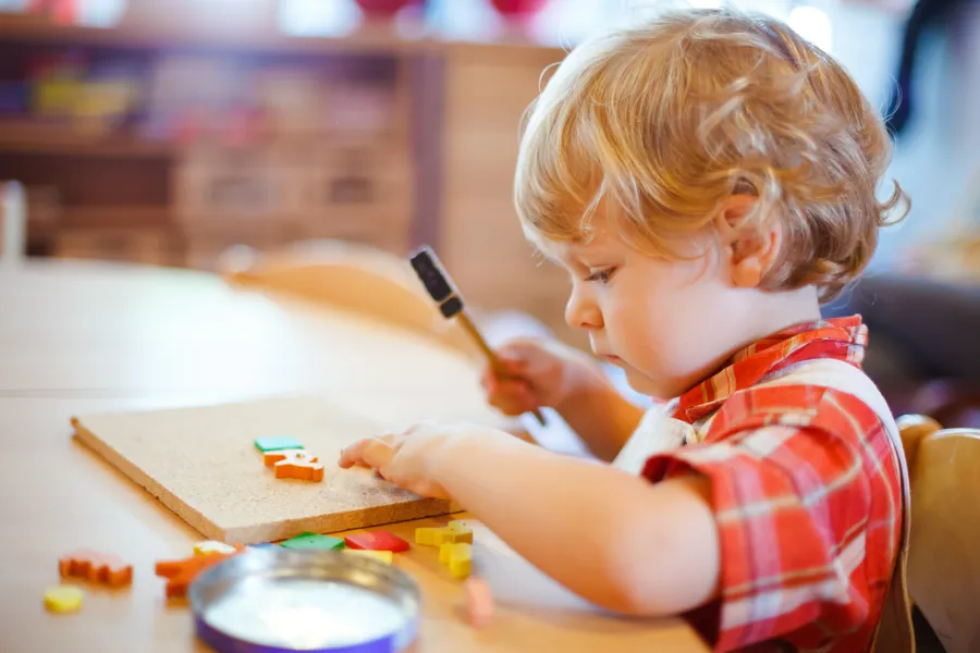 Et barn som maler på et bord