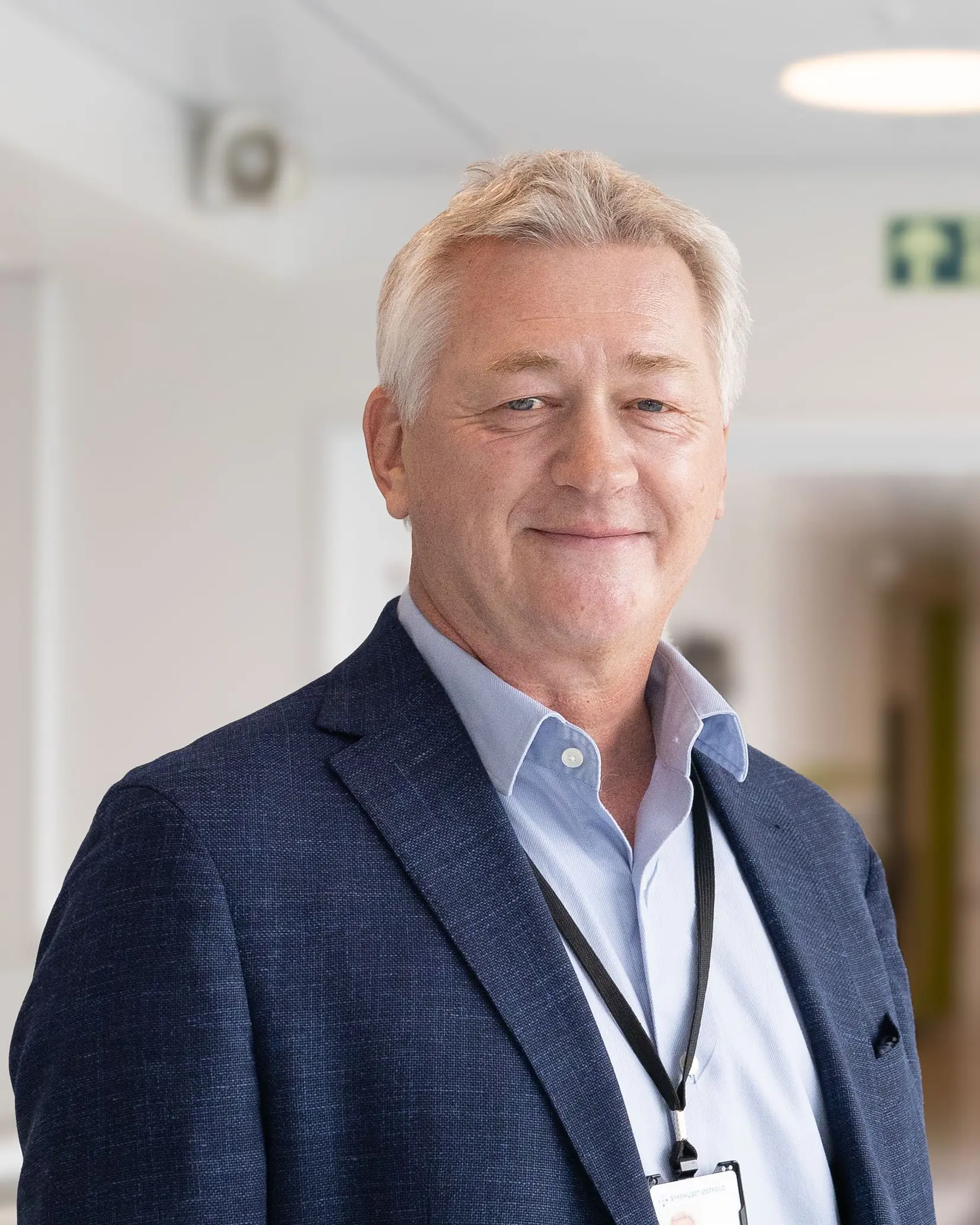 En mann iført en blå frakk